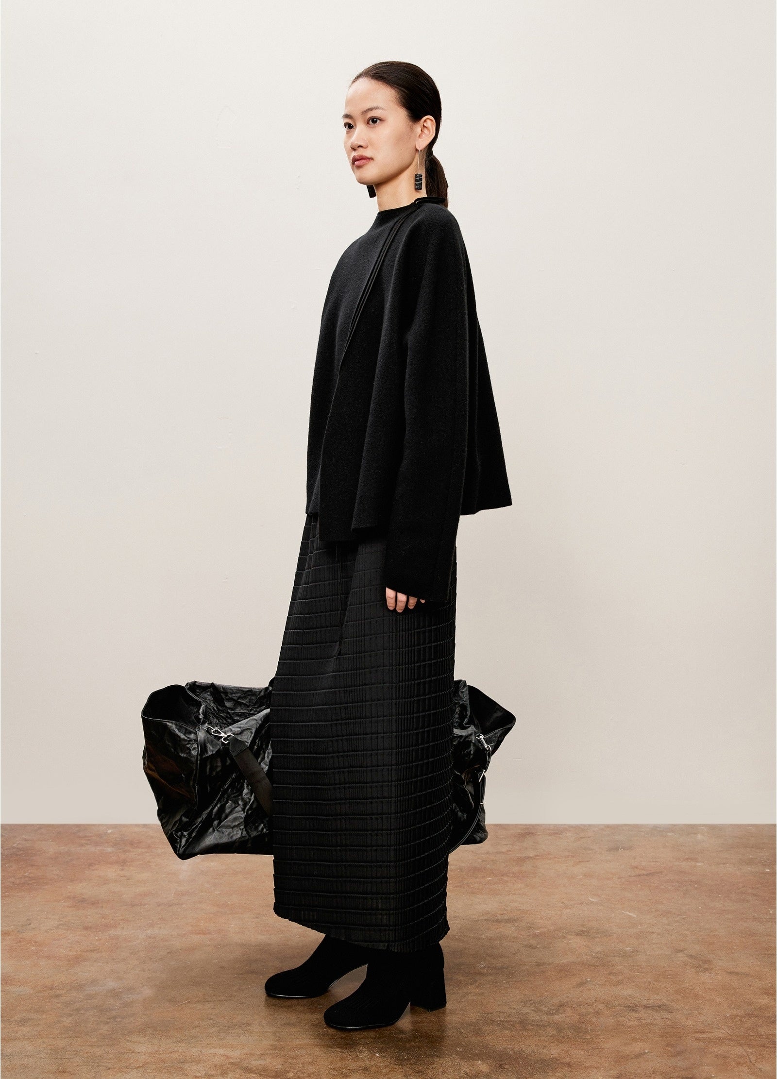 Damen Slim Plissee-Rock mit seitlichem Reißverschluss Schwarz LESS