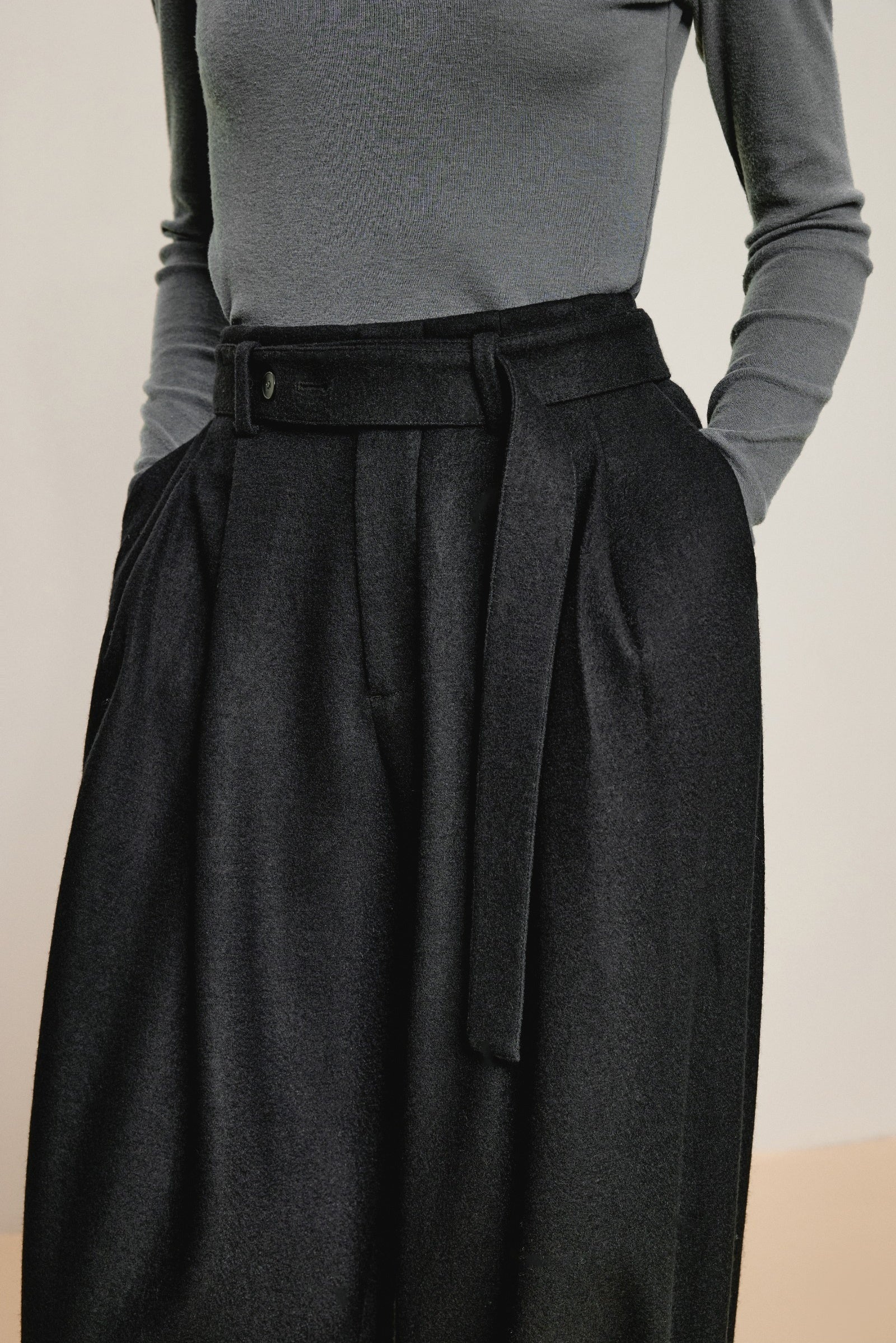 Damen Oversize Hose mit Band als Gürtel LESS