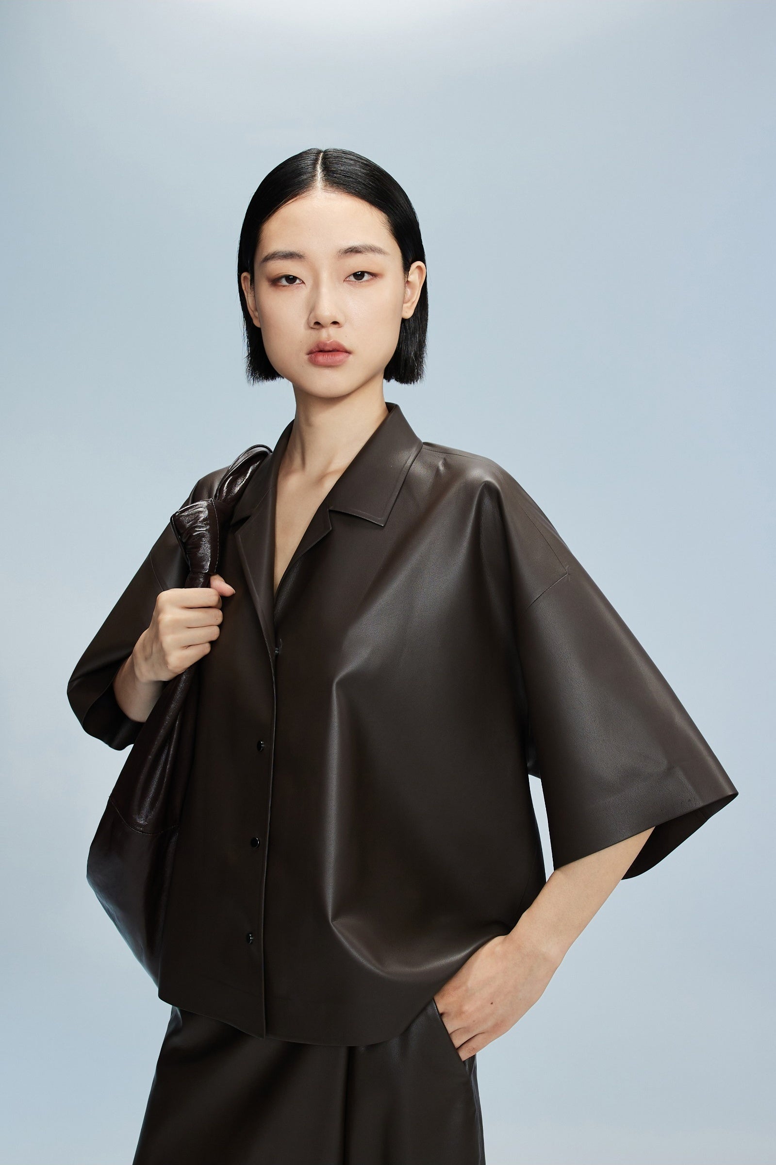 Damen Oversize Kunstleder Overshirt mit Reversekragen und Knöpfen LESS