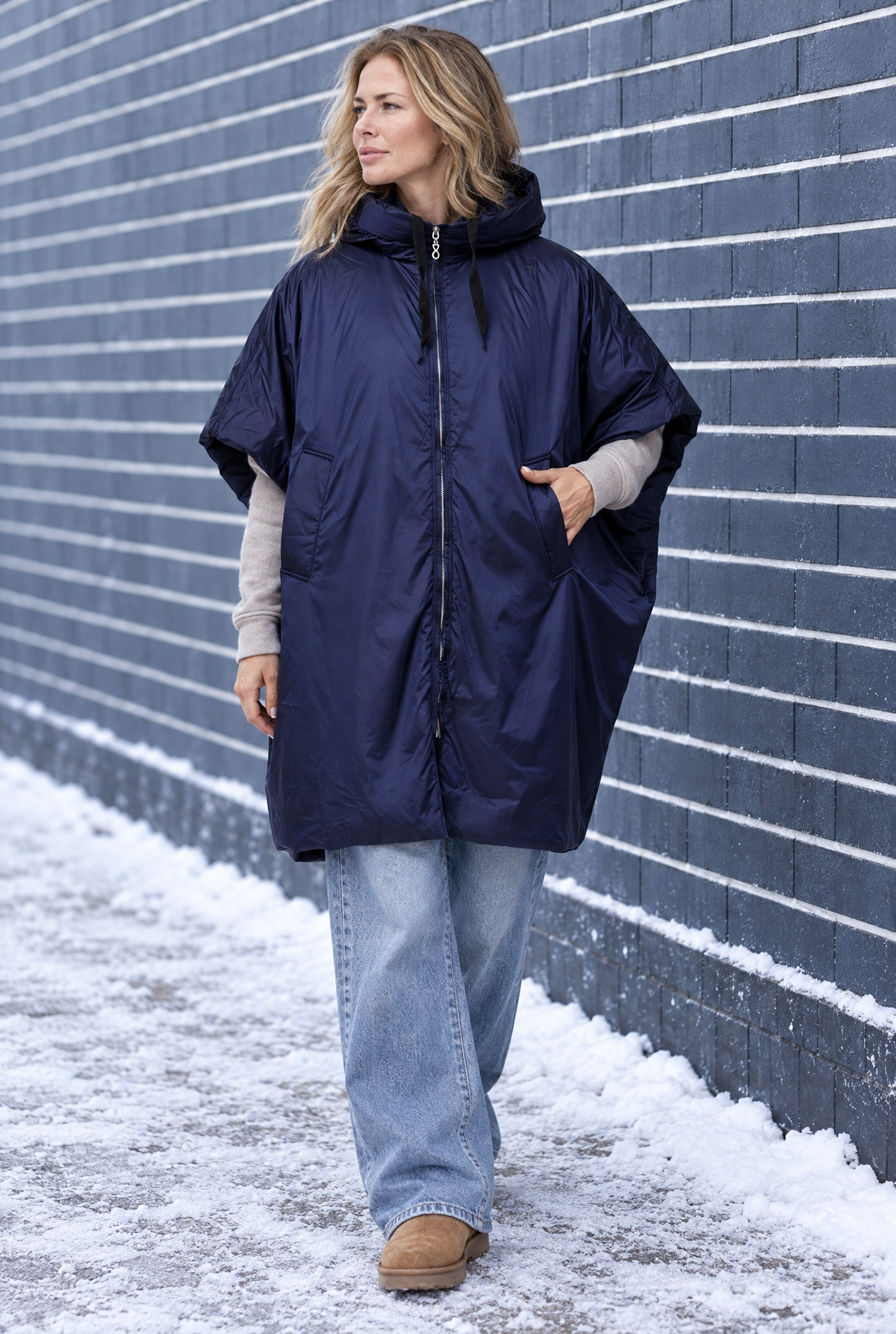 Moderner Daunenponcho mit Gummizug und Kapuze in Navy