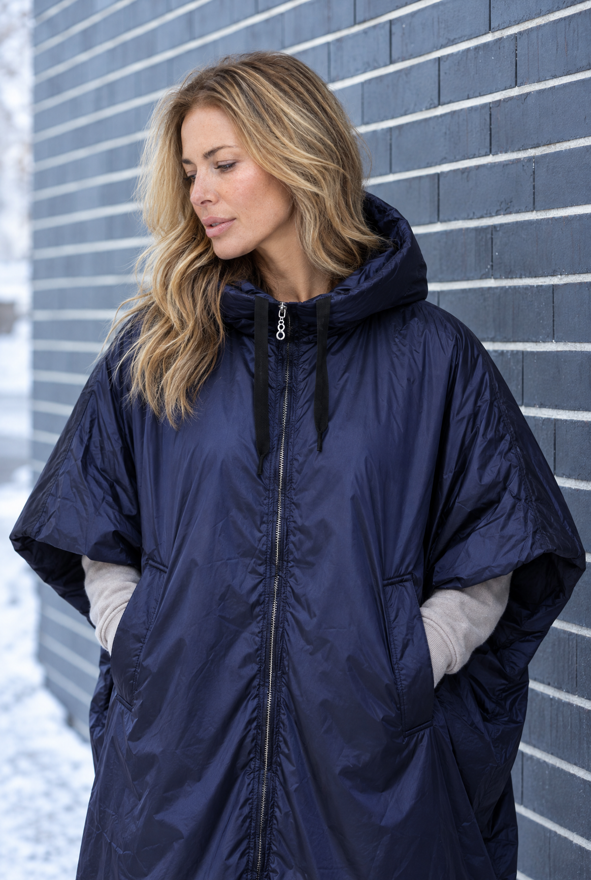 Moderner Daunenponcho mit Gummizug und Kapuze in Navy