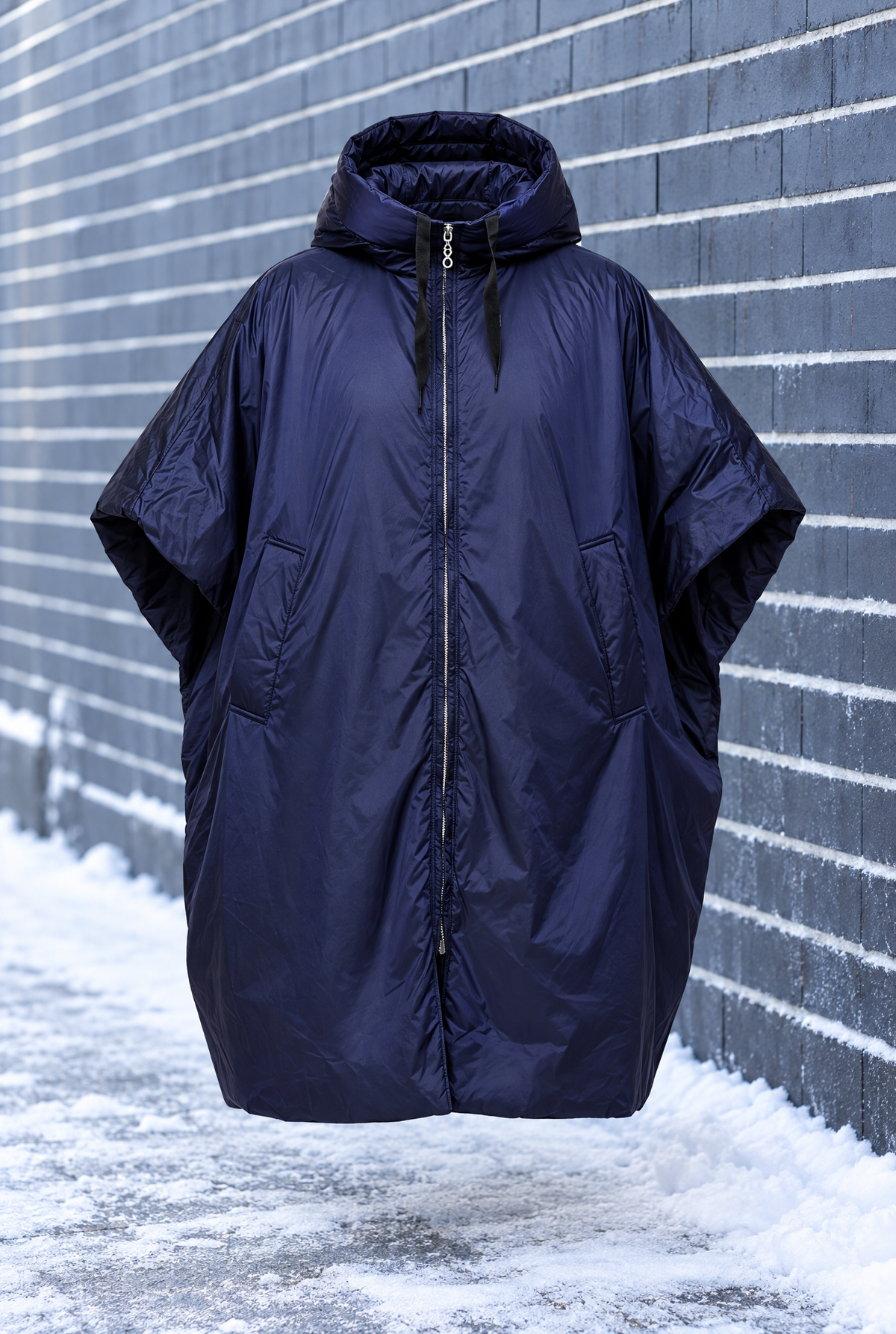 Moderner Daunenponcho mit Gummizug und Kapuze in Navy
