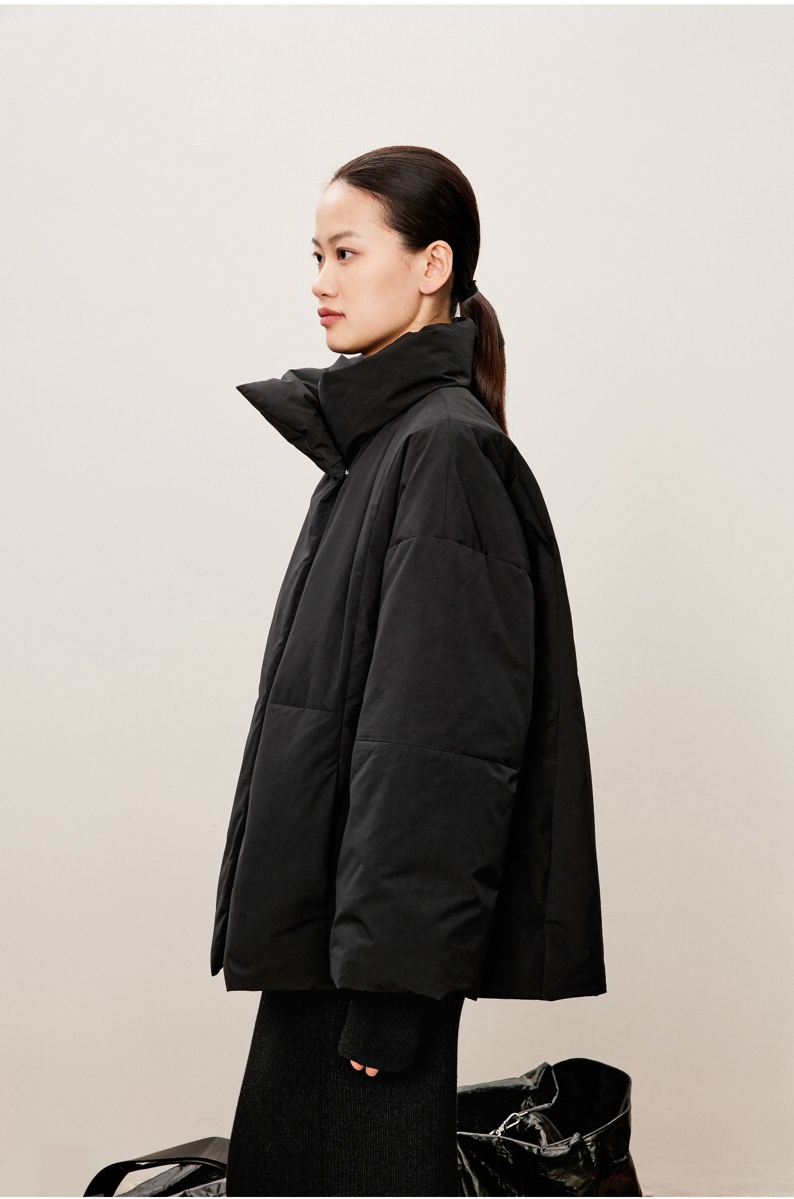 Damen Daunenjacke mit abstraktem Stehkragen Schwarz LESS