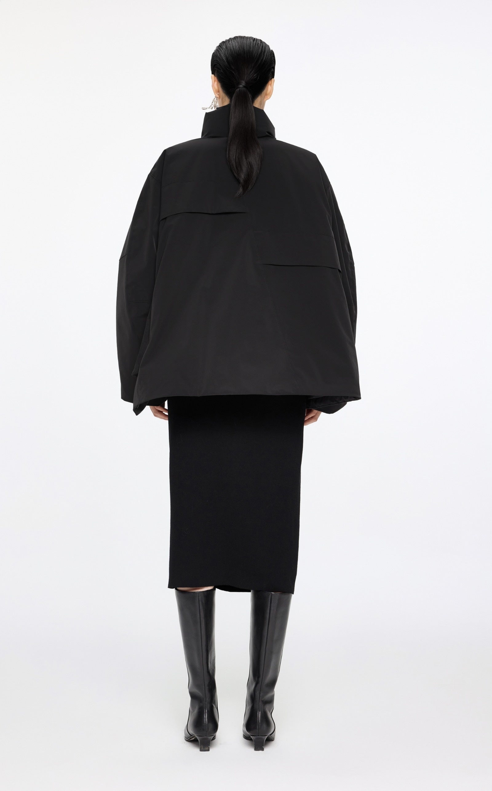 Damen Oversize Daunenjacke mit asymmetrischem Kragen Schwarz JNBY