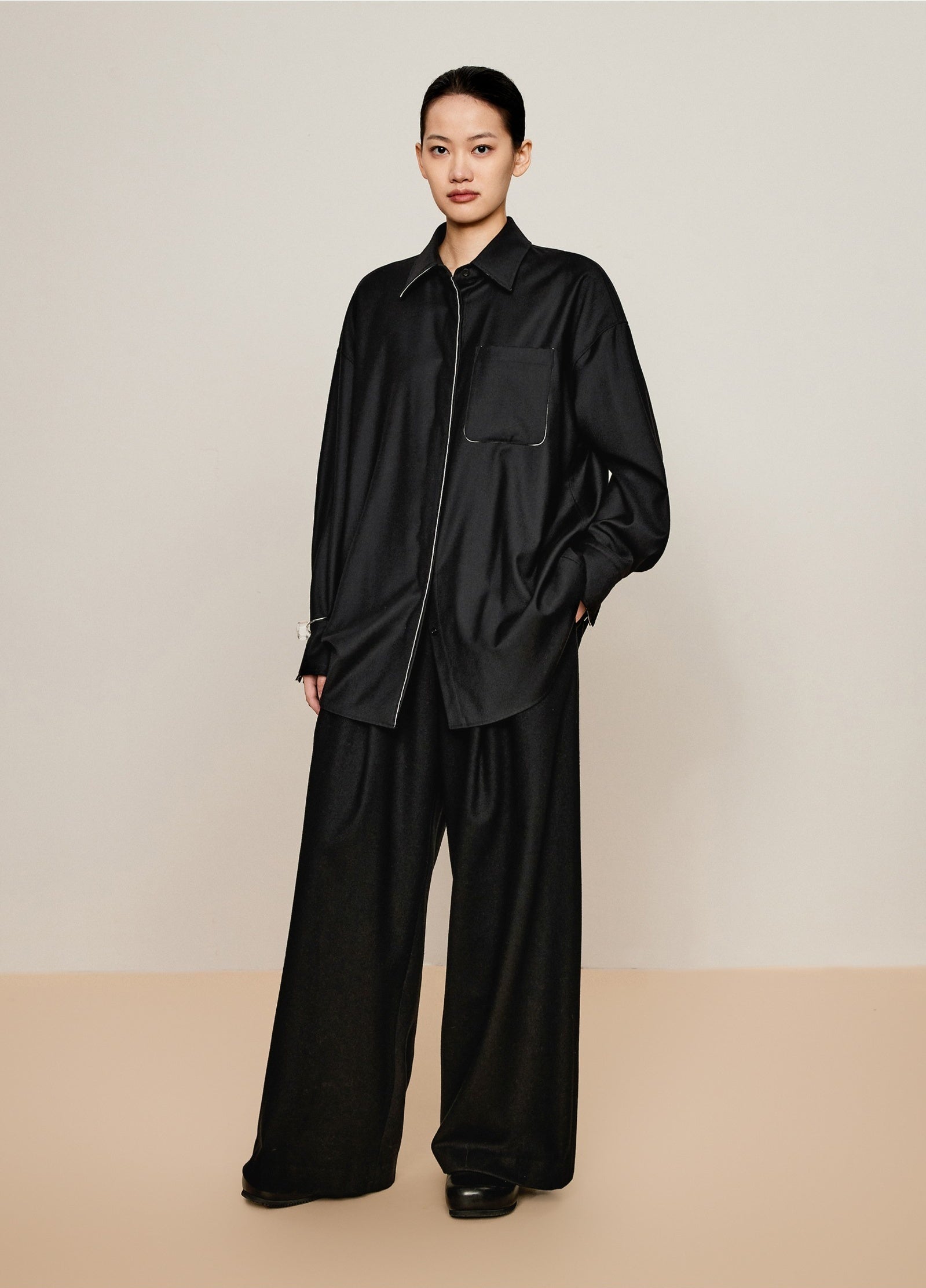 Damen Oversize Wollhose mit Falten und Gummibund in Schwarz LESS