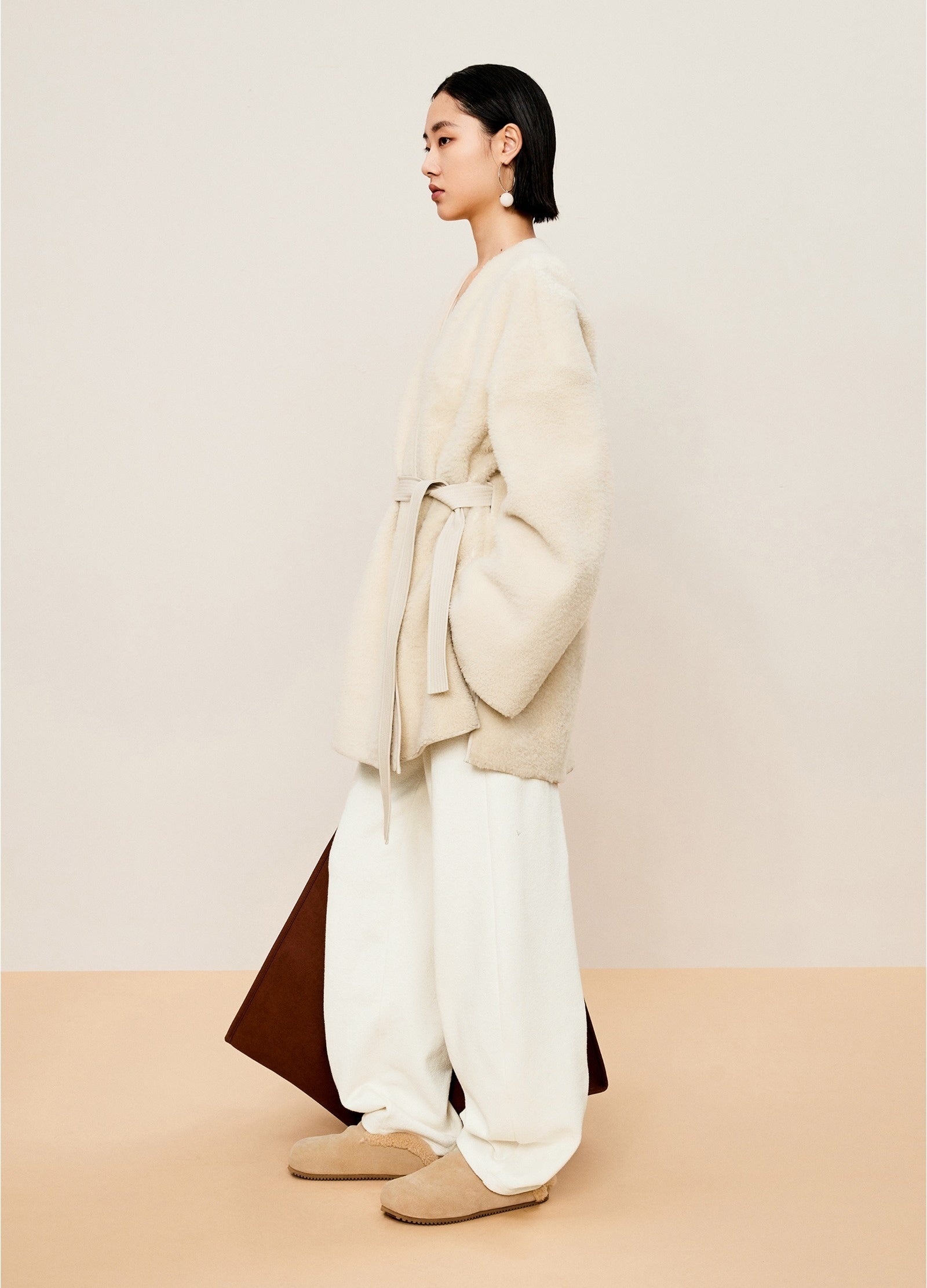 Damen Loose Lamm Felljacke mit Bindeband Off-White LESS