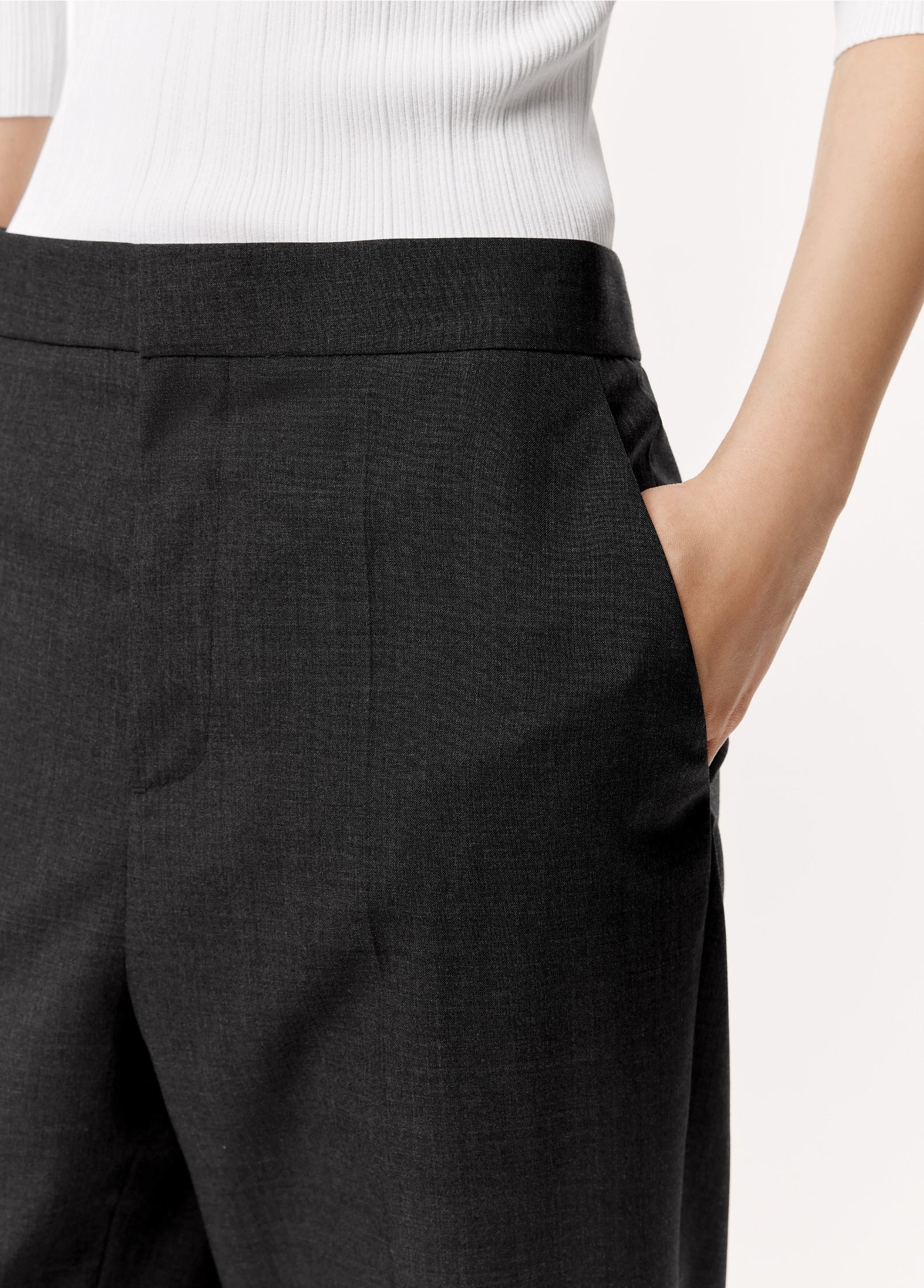 Damen Loose Stoffhose mit cropped Schnitt Schwarz LESS