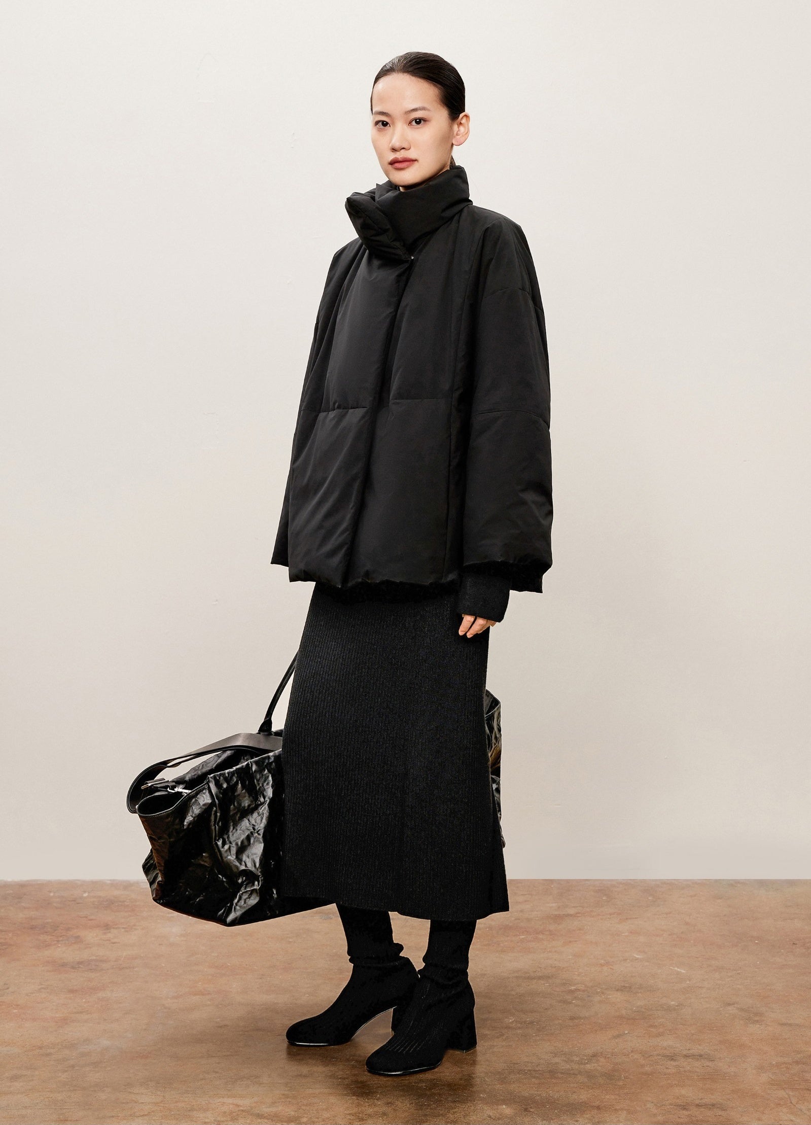 Damen Daunenjacke mit abstraktem Stehkragen Schwarz LESS