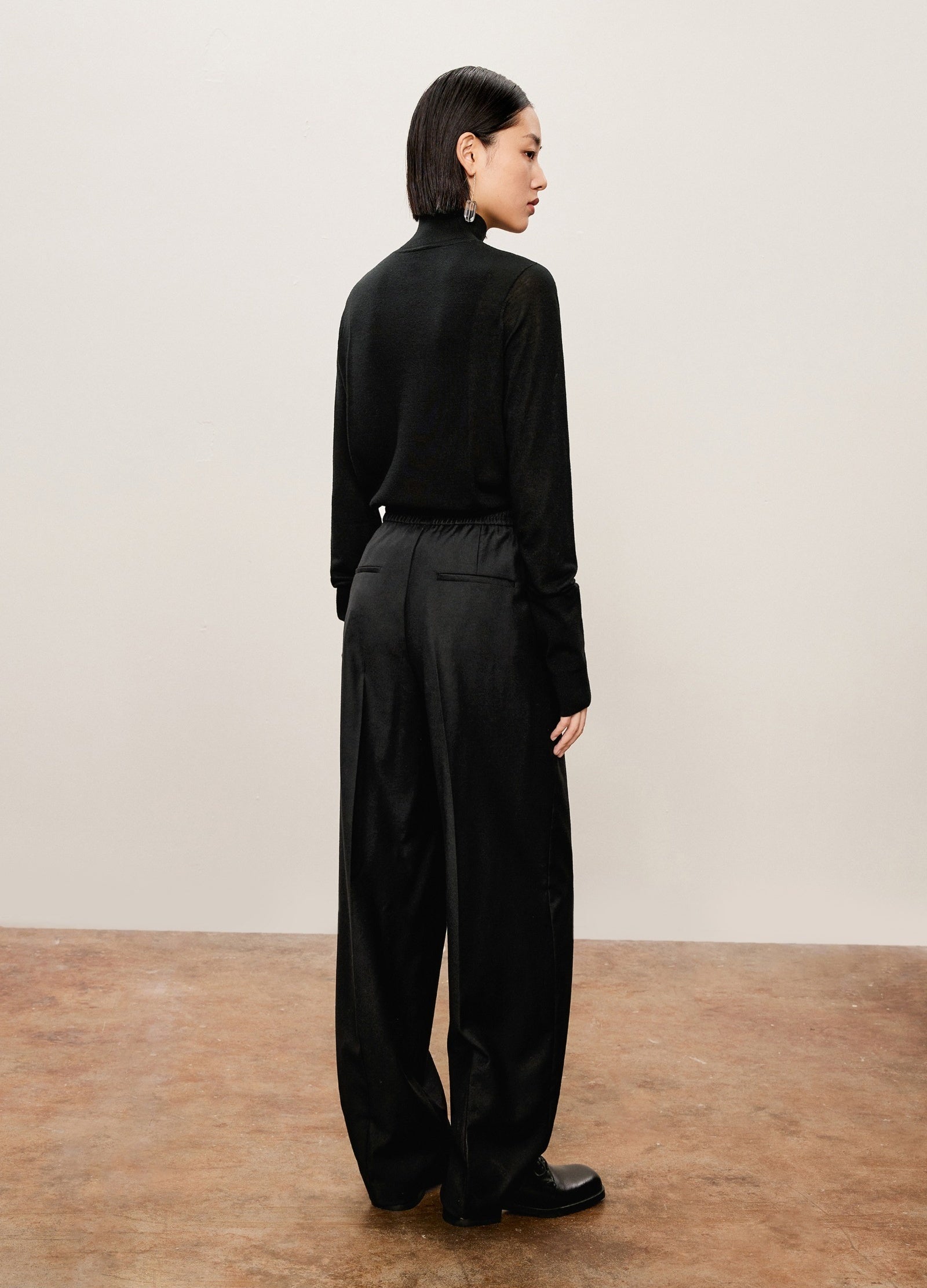 Damen weite Anzughose mit Bügelfalte & Gummibund Schwarz LESS