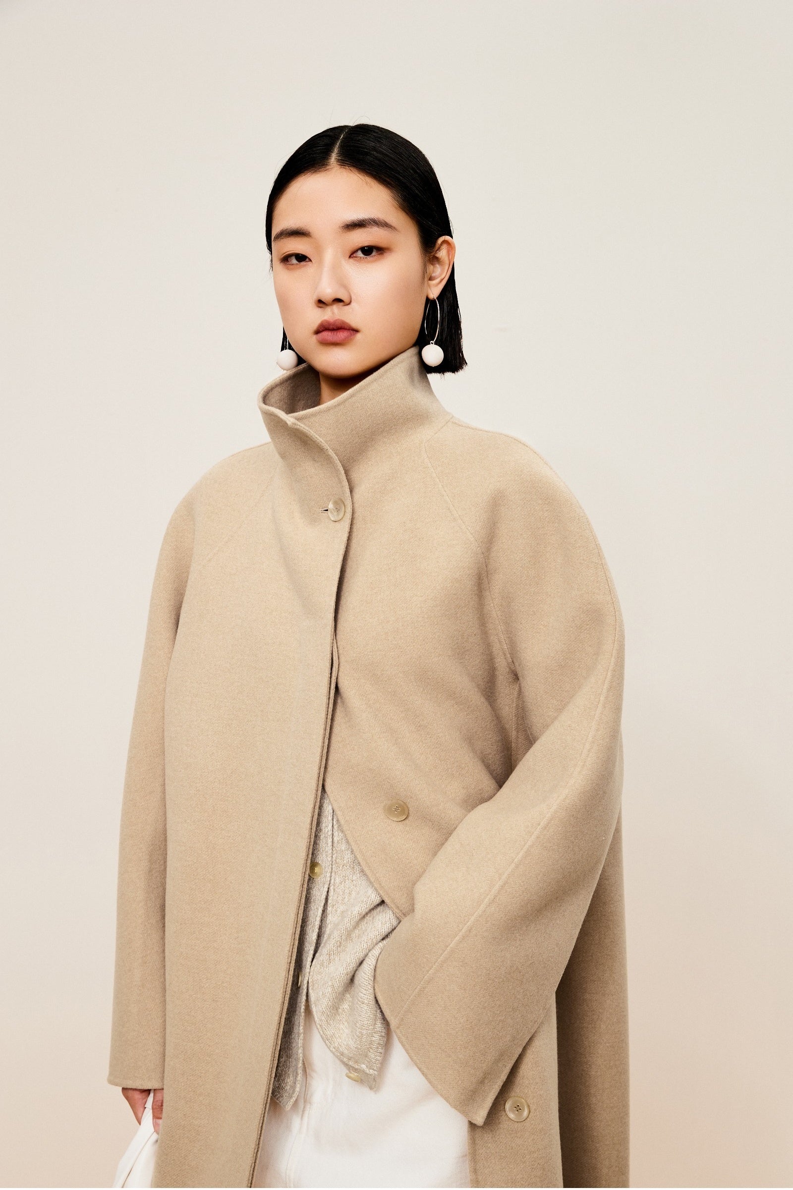 Damen Regular Wollmantel mit gerader Linie in Beige LESS