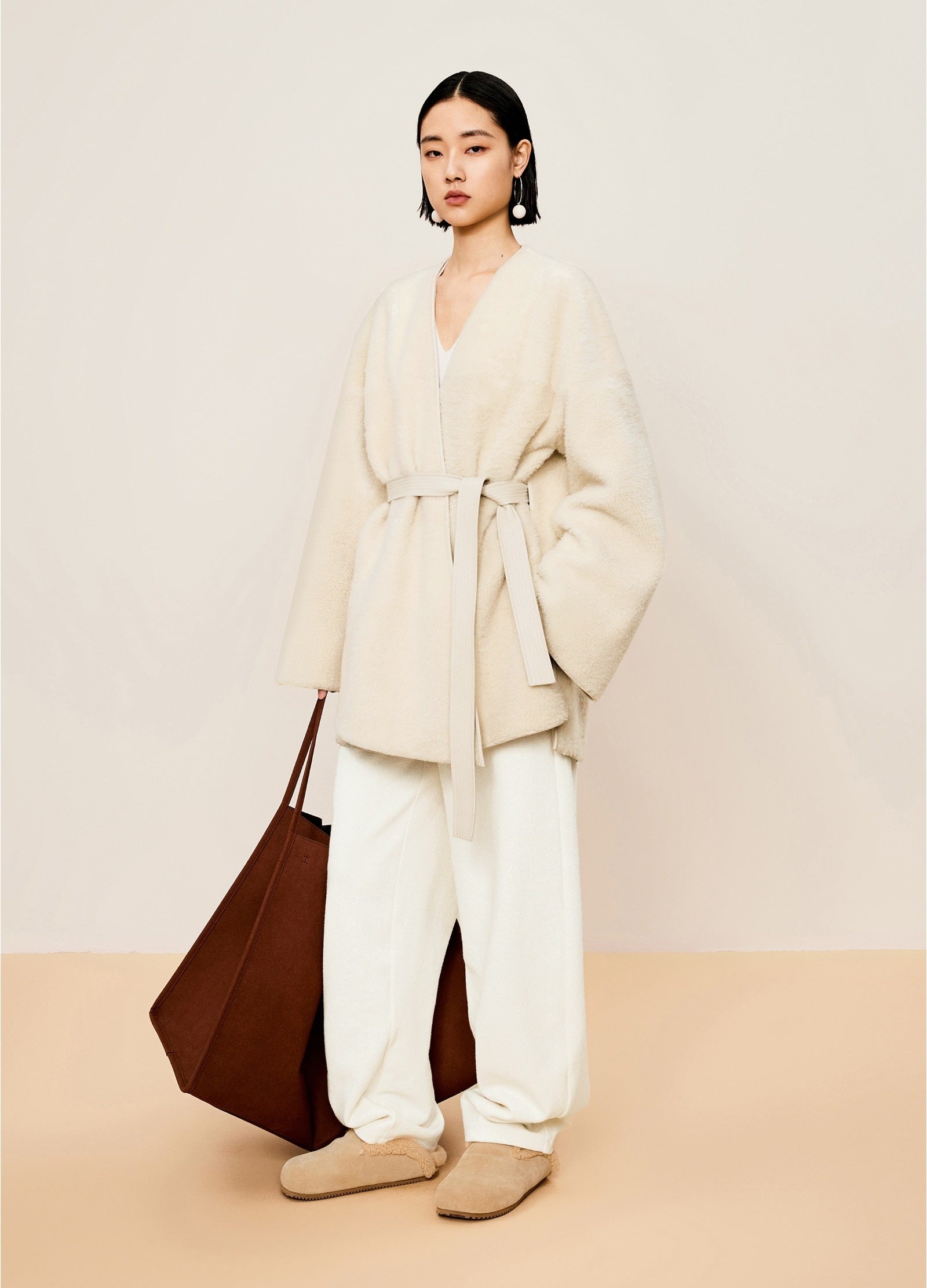 Damen Loose Lamm Felljacke mit Bindeband Off-White LESS