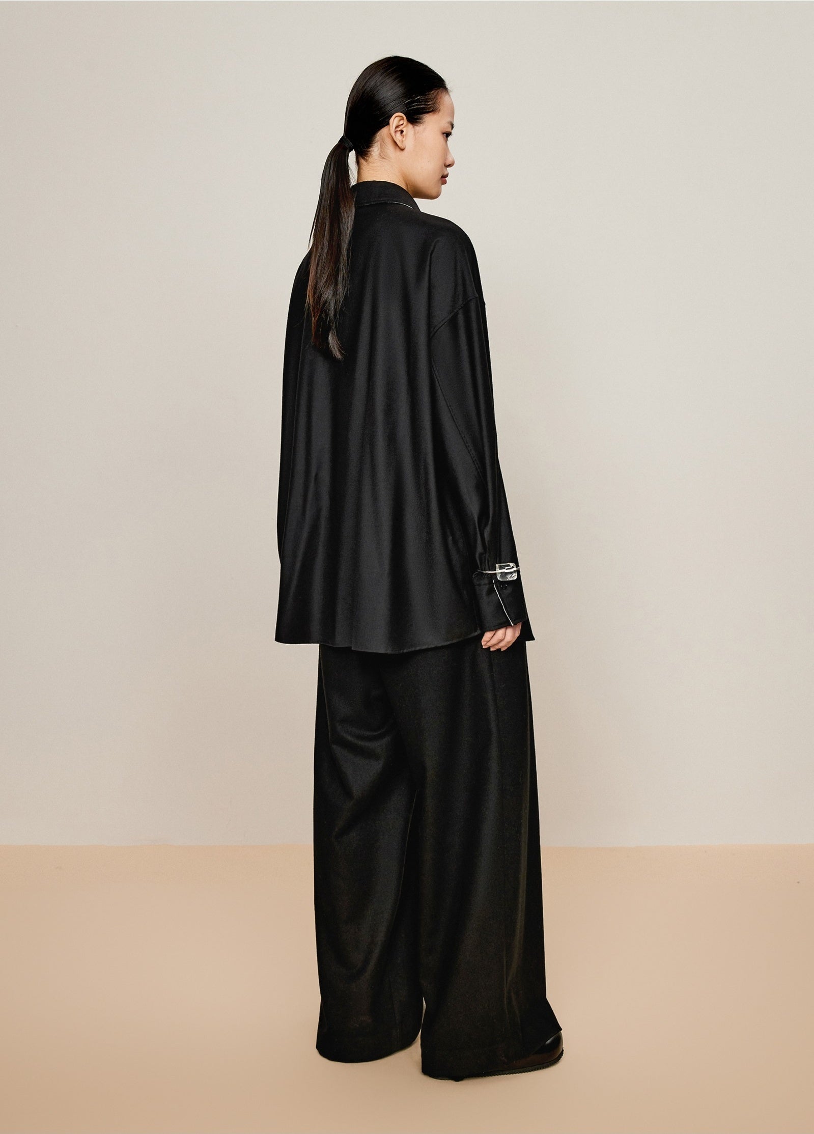 Damen Oversize Wollhose mit Falten und Gummibund in Schwarz LESS