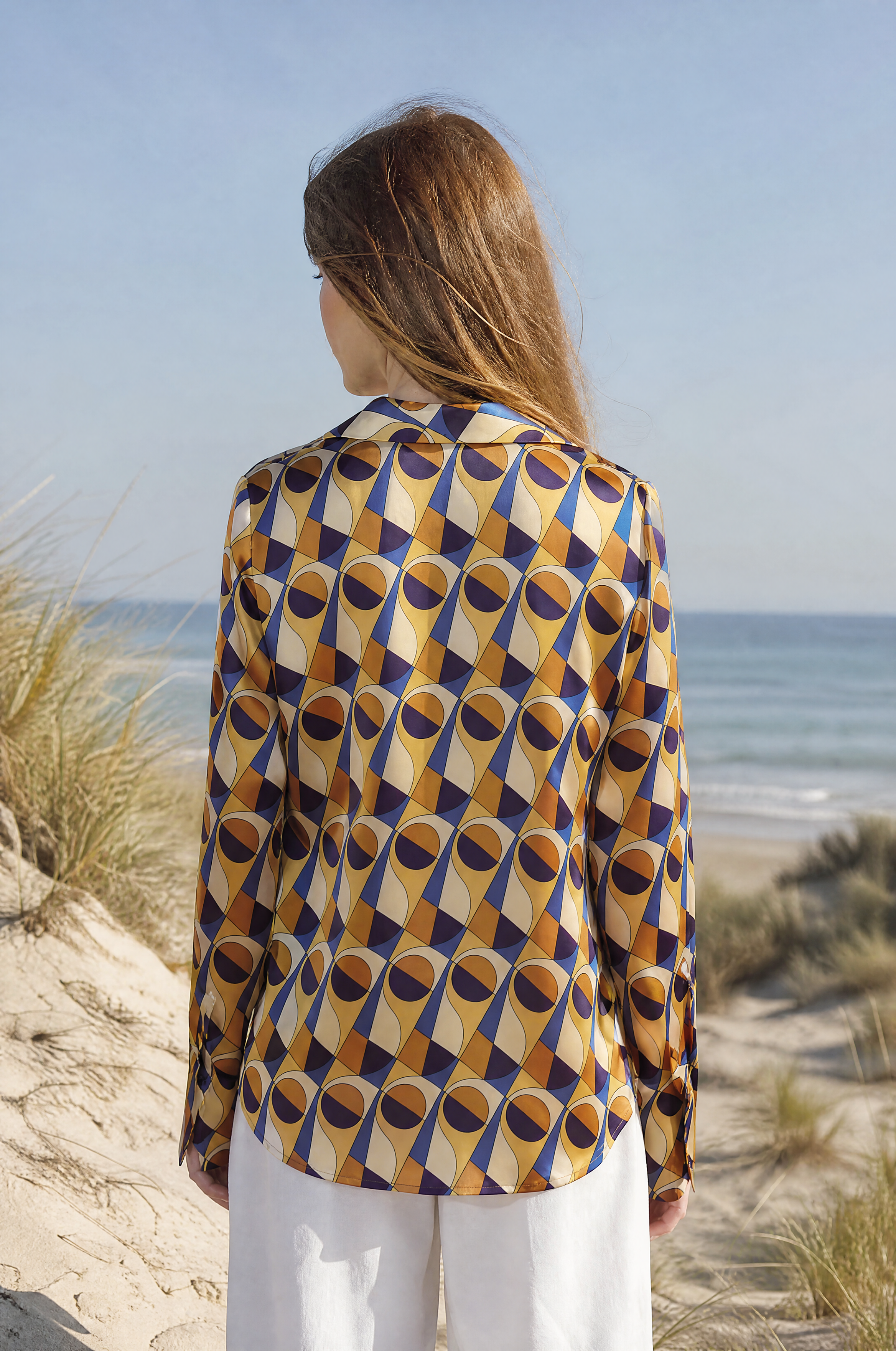 Sommerbluse mit All-Over print in Ochre mit V-Ausschnitt modern