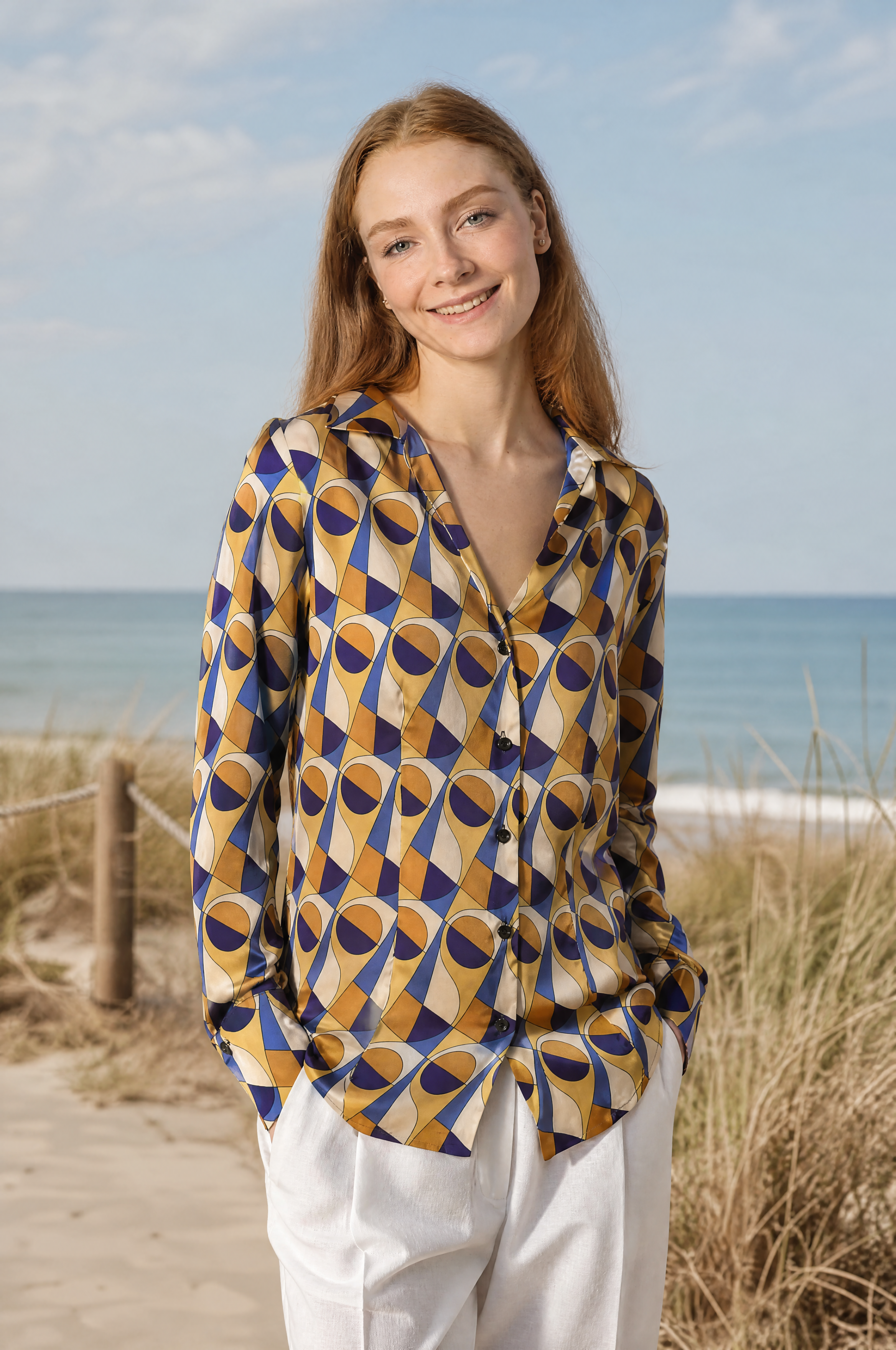 Sommerbluse mit All-Over print in Ochre mit V-Ausschnitt modern