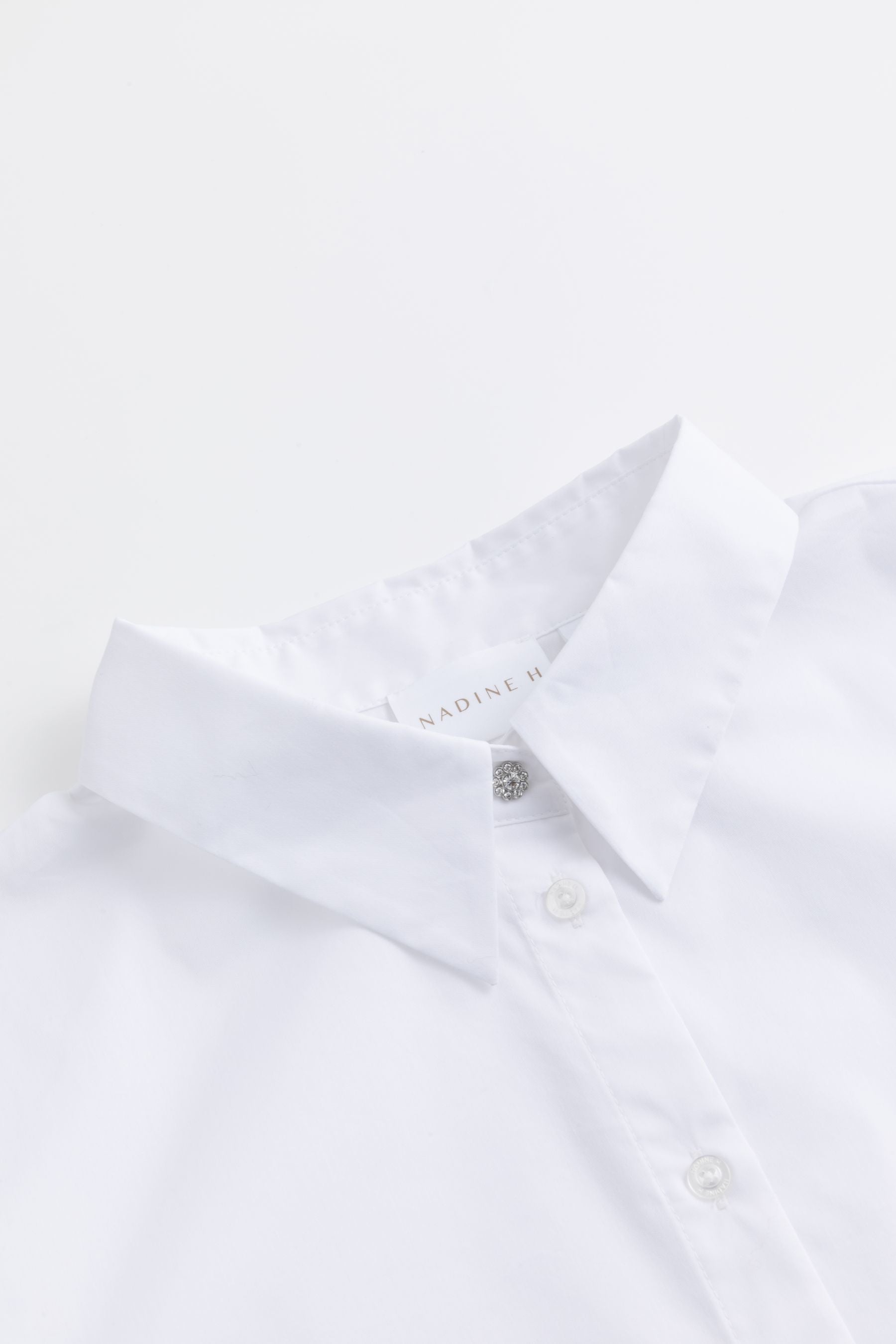 Elegant women's shirt in white with elegant buttons WHITE