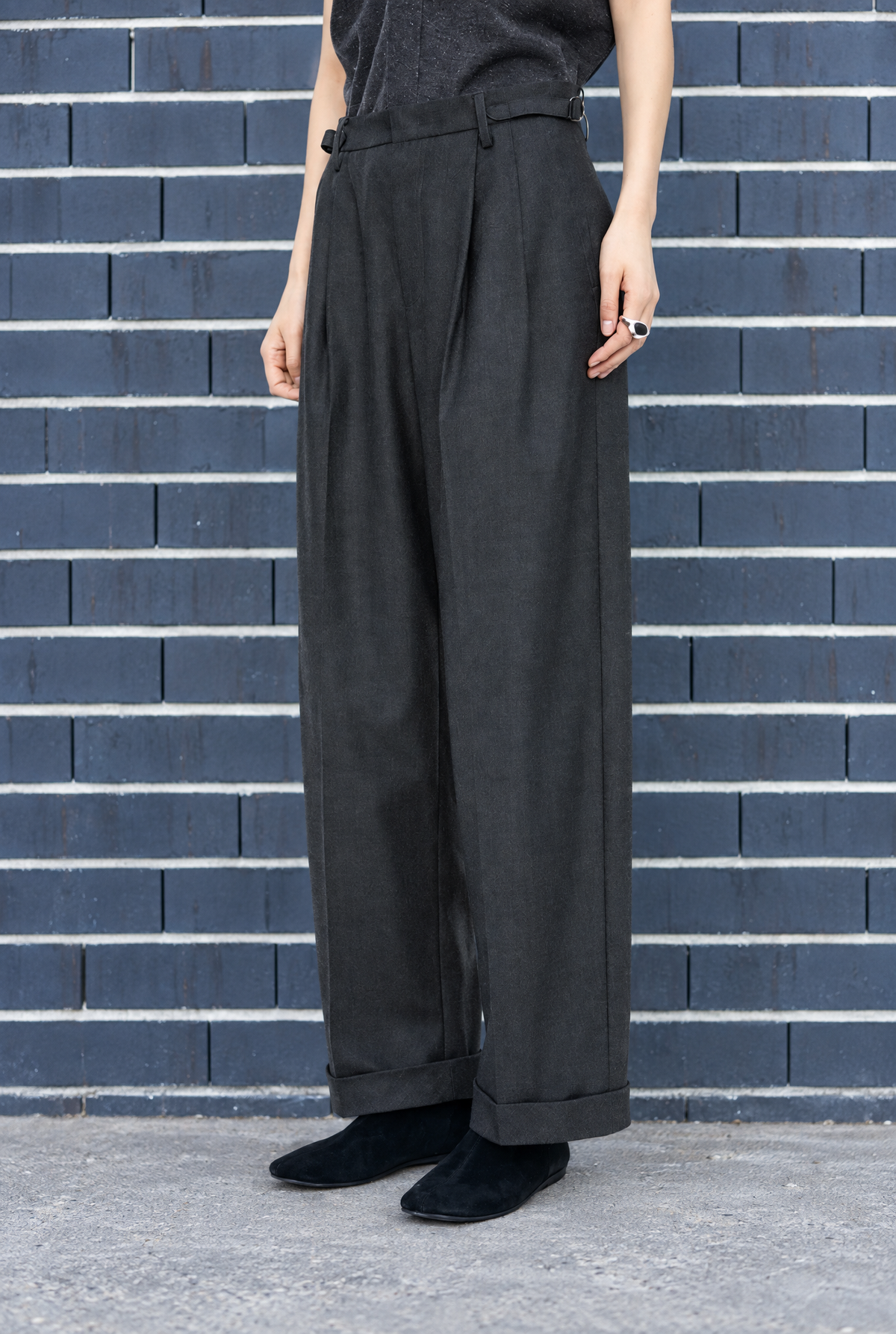 JNBY Damen Wollhose Anthrazit Wide Leg Bundfalten Umschlag Herbst Winter Look