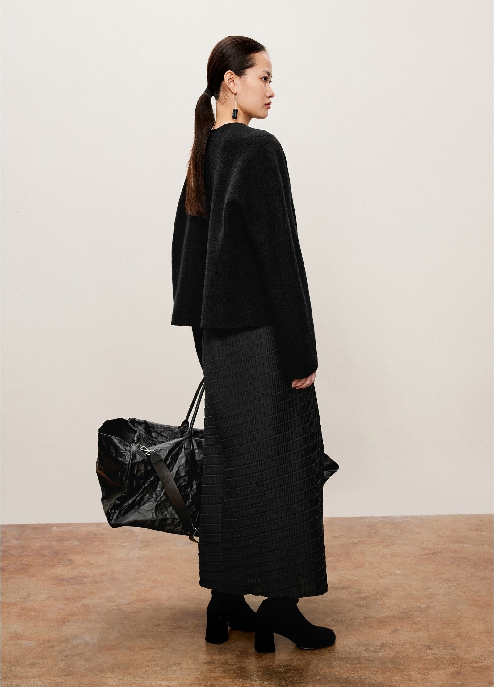 Damen Slim Plissee-Rock mit seitlichem Reißverschluss Schwarz LESS