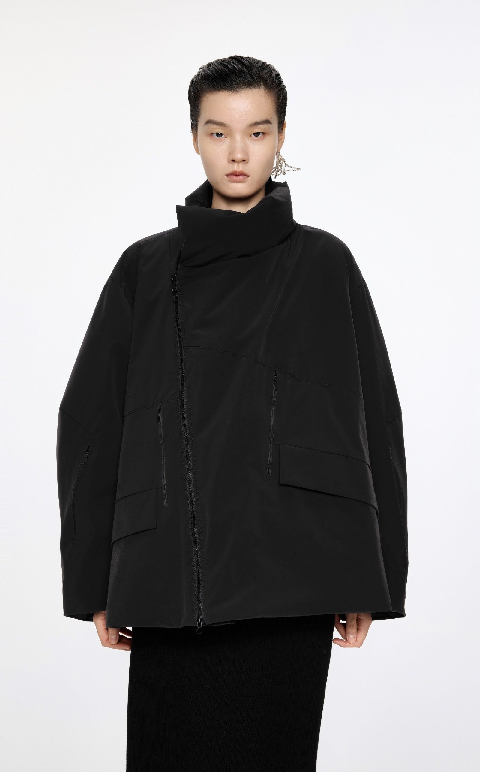 Damen Oversize Daunenjacke mit asymmetrischem Kragen Schwarz JNBY