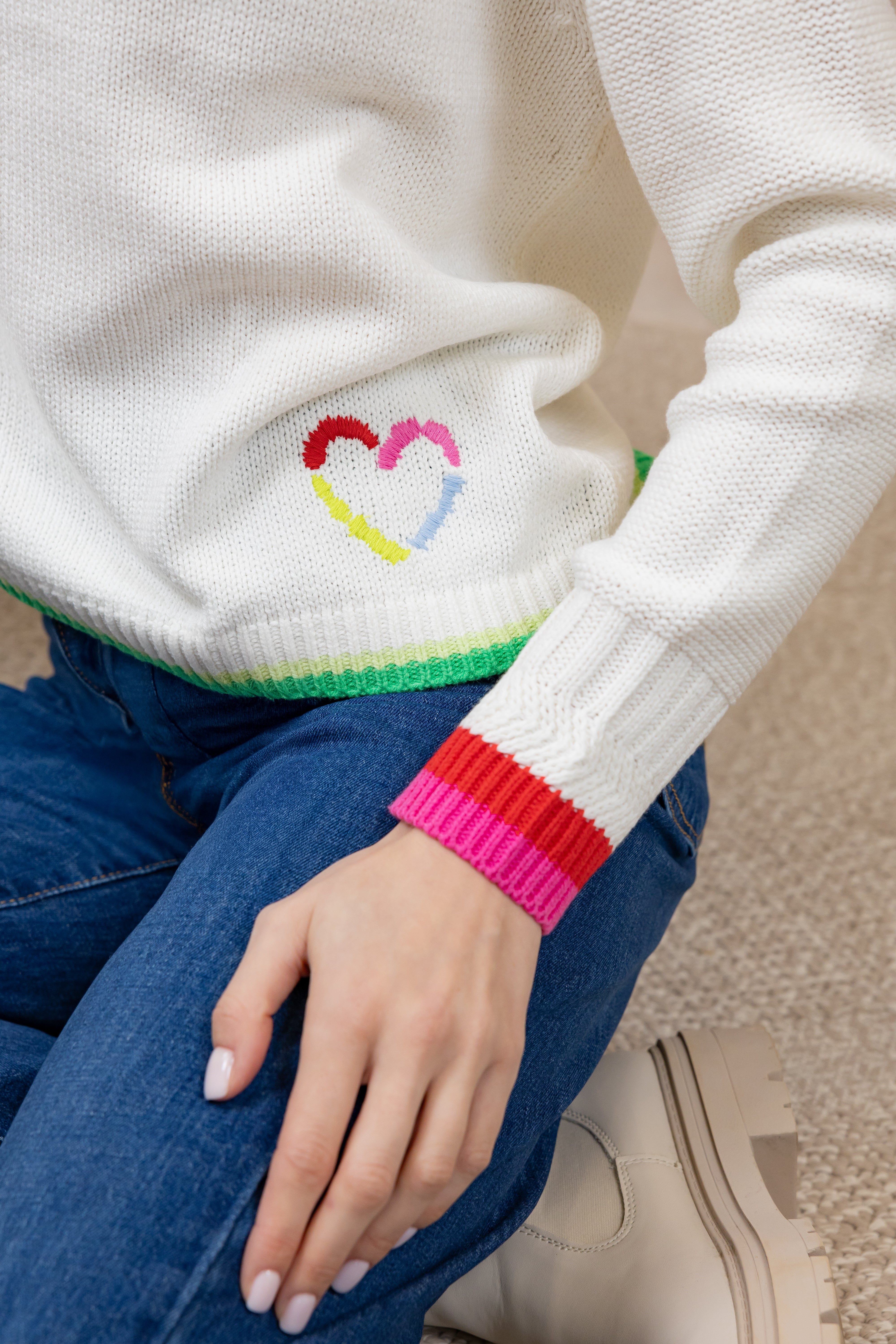 Strickpullover mit buntem Herz-Detail OFF WHITE L/G FEHLT