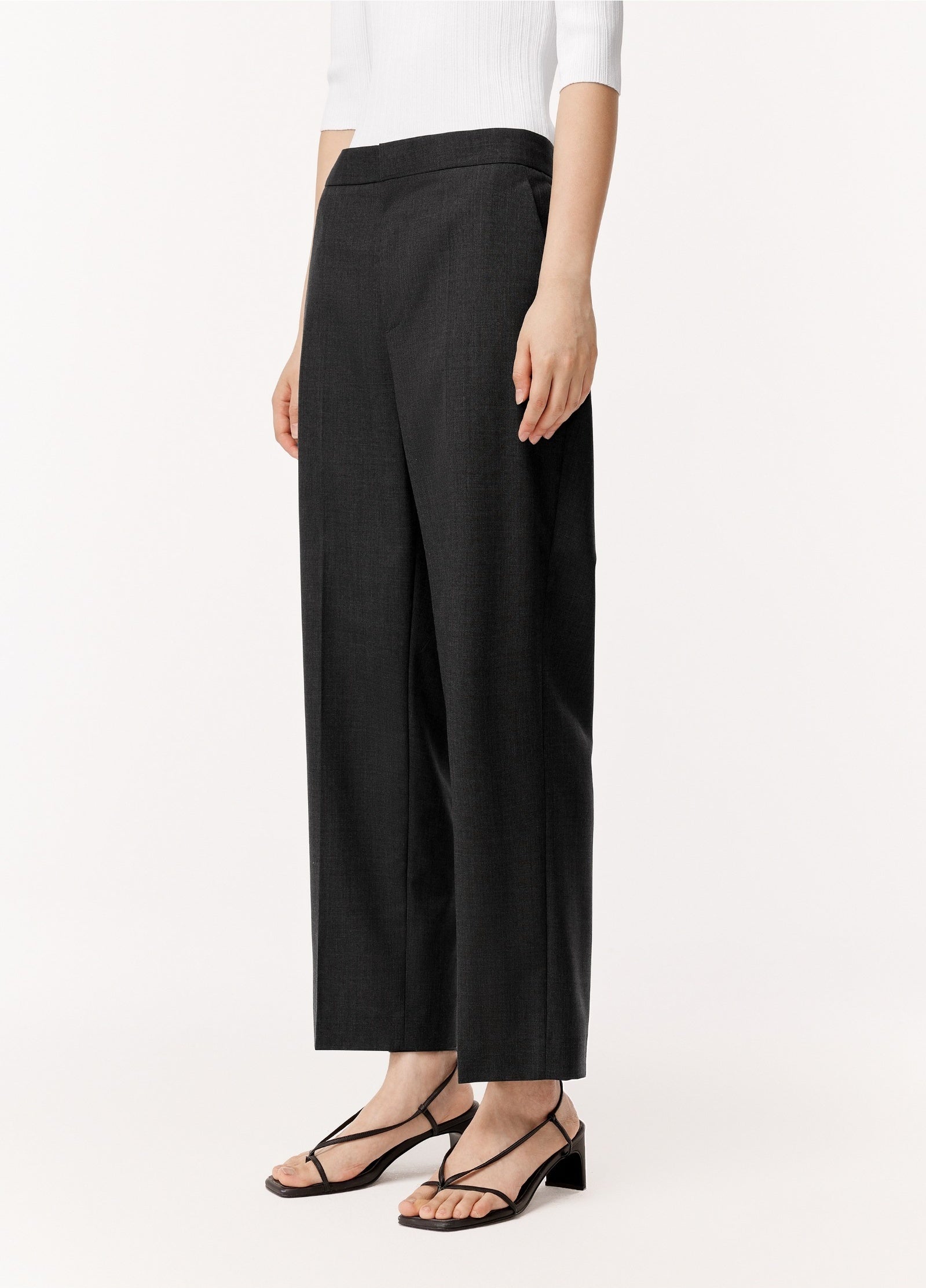 Damen Loose Stoffhose mit cropped Schnitt Schwarz LESS