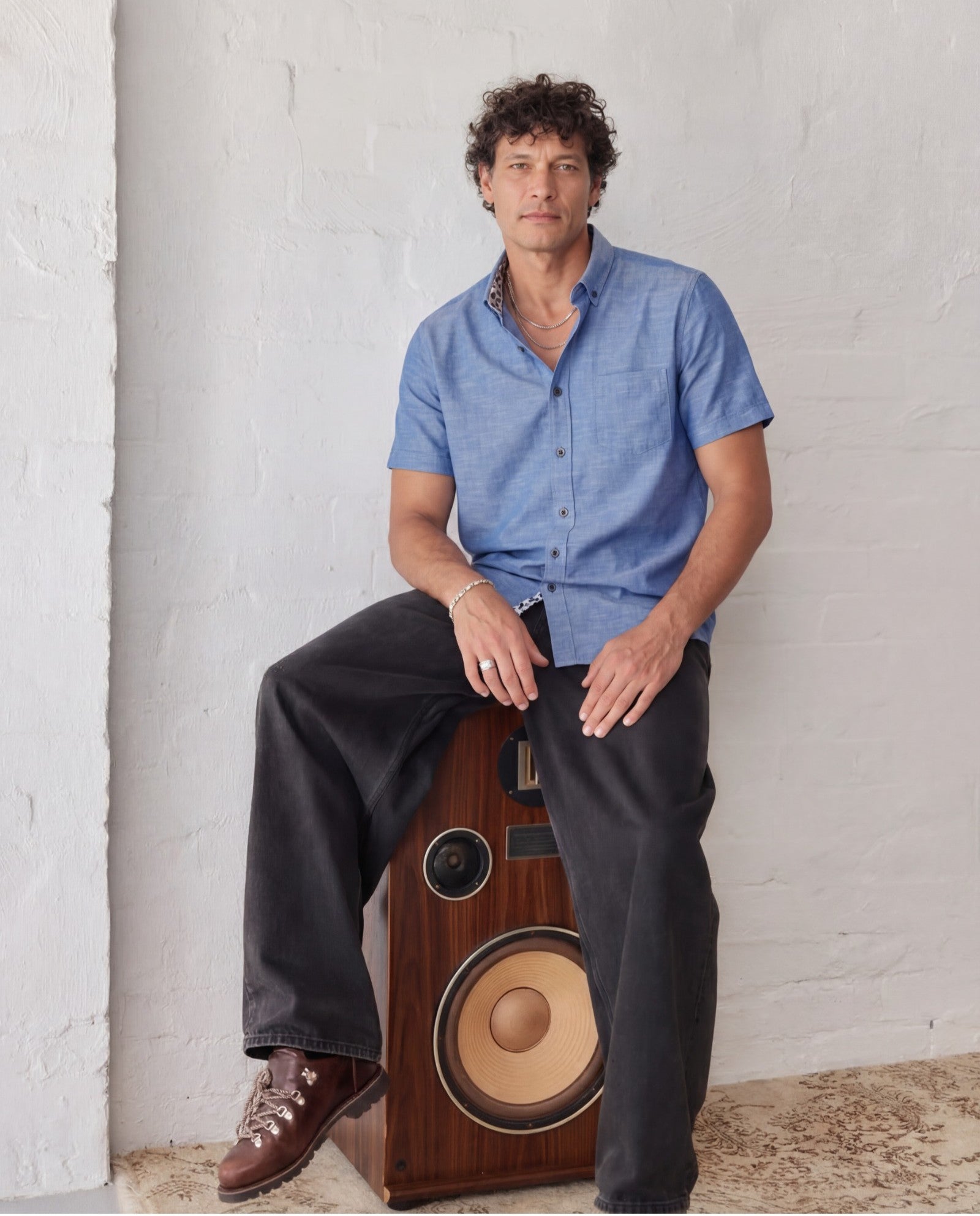 Camisa de hombre de manga corta moderna de algodón y lino en azul claro