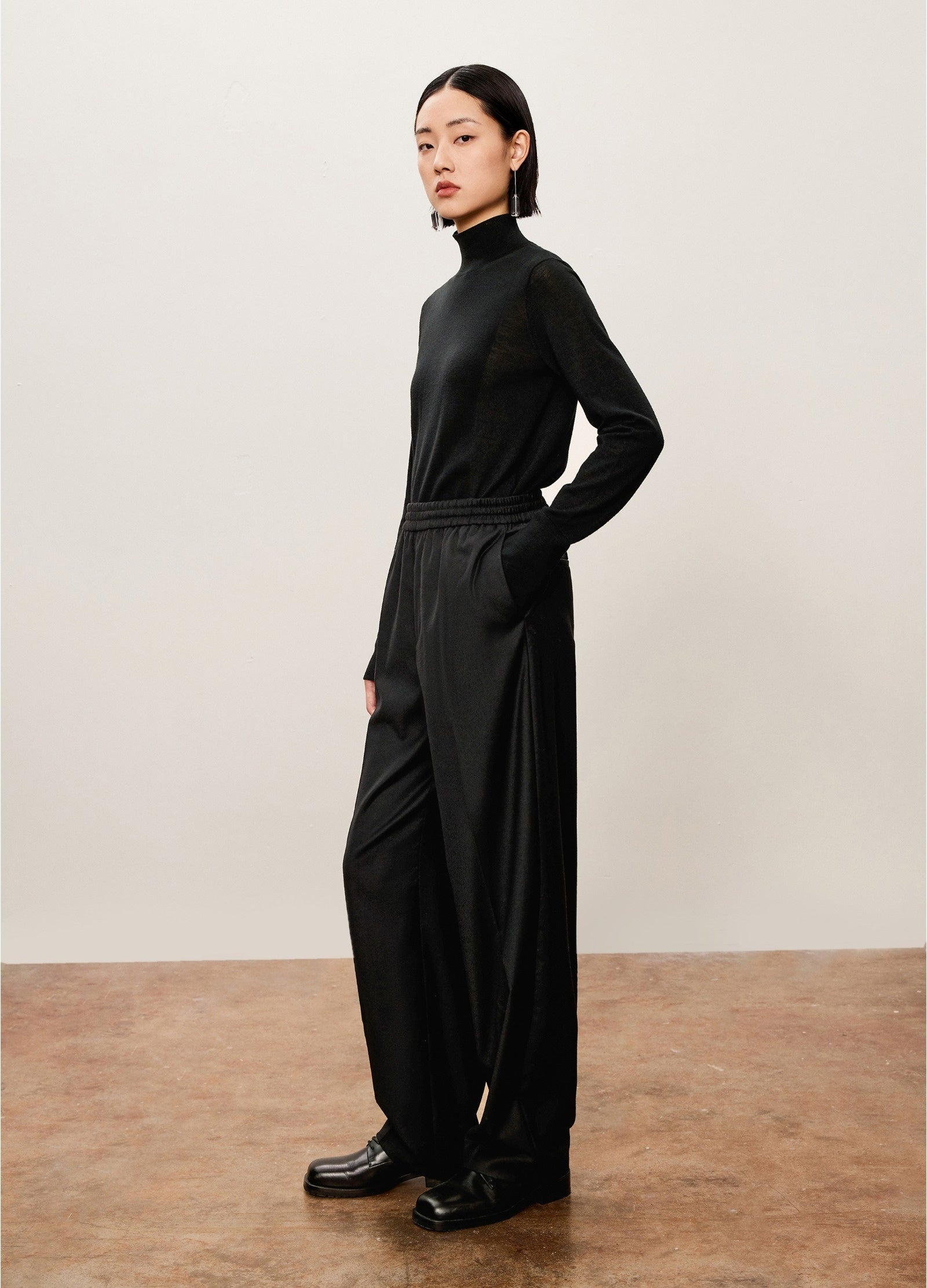 Damen weite Anzughose mit Bügelfalte & Gummibund Schwarz LESS