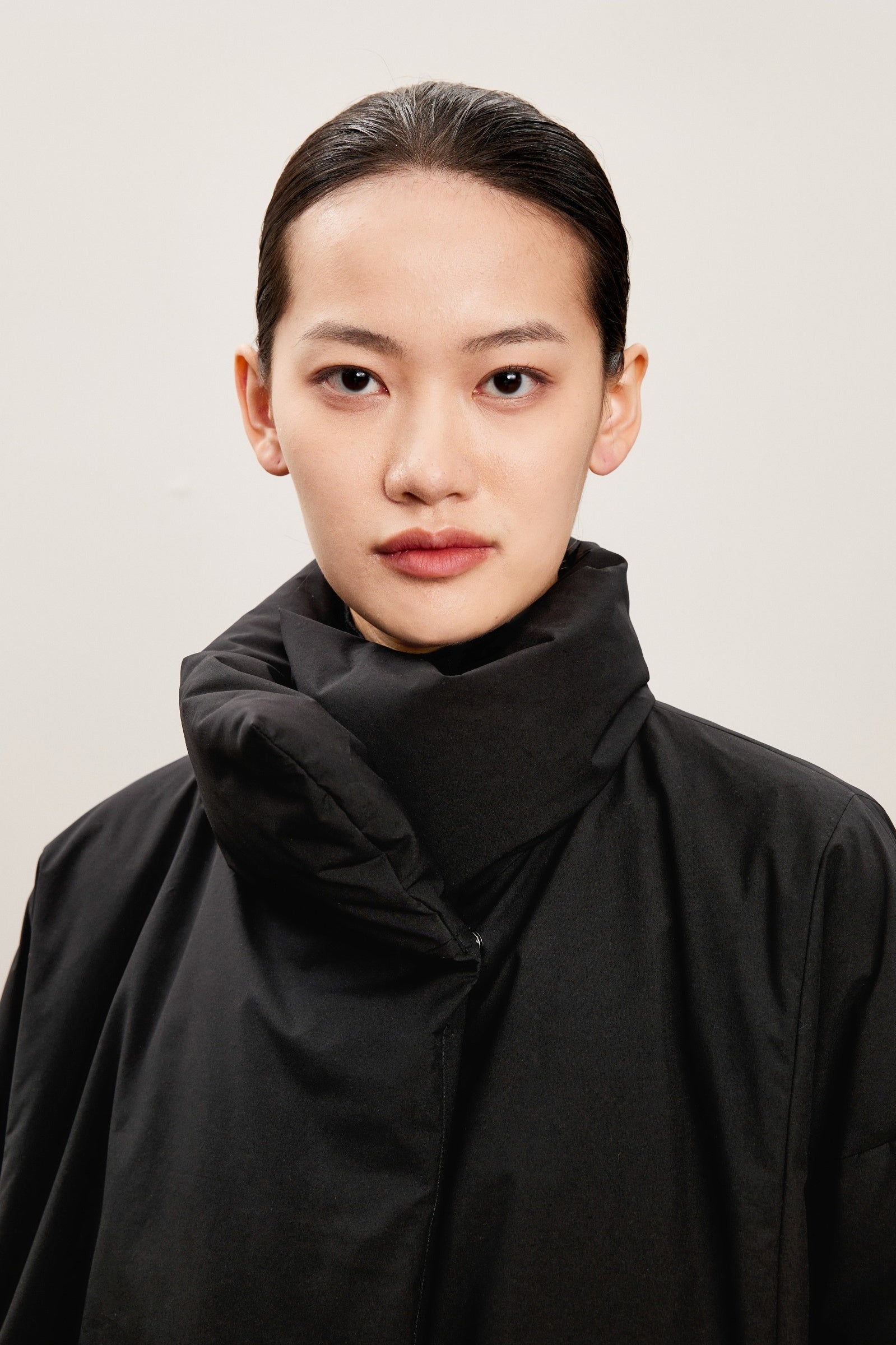 Damen Daunenjacke mit abstraktem Stehkragen Schwarz LESS