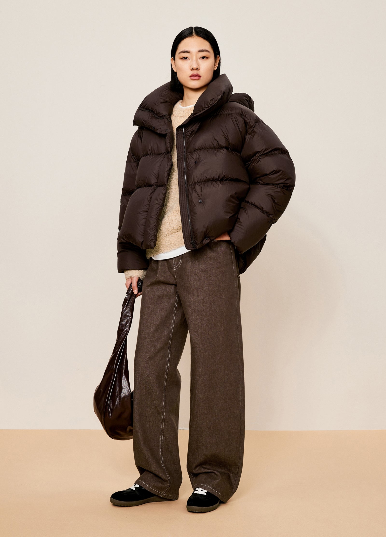 Damen elegante Daunenjacke mit abnehmbarer Kapuze in Braun LESS