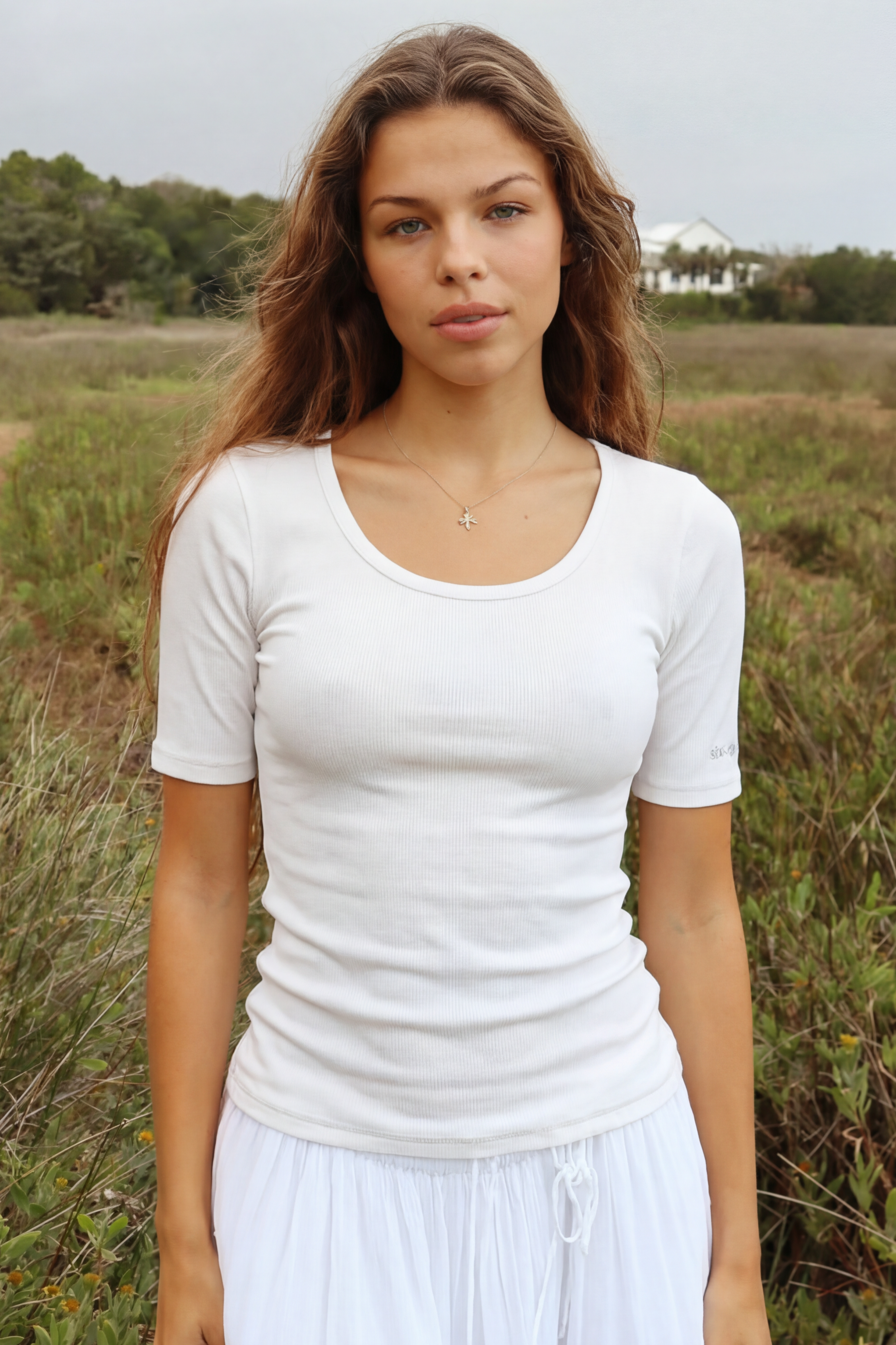 Basic knit shirt with silver print in white, modern spring style