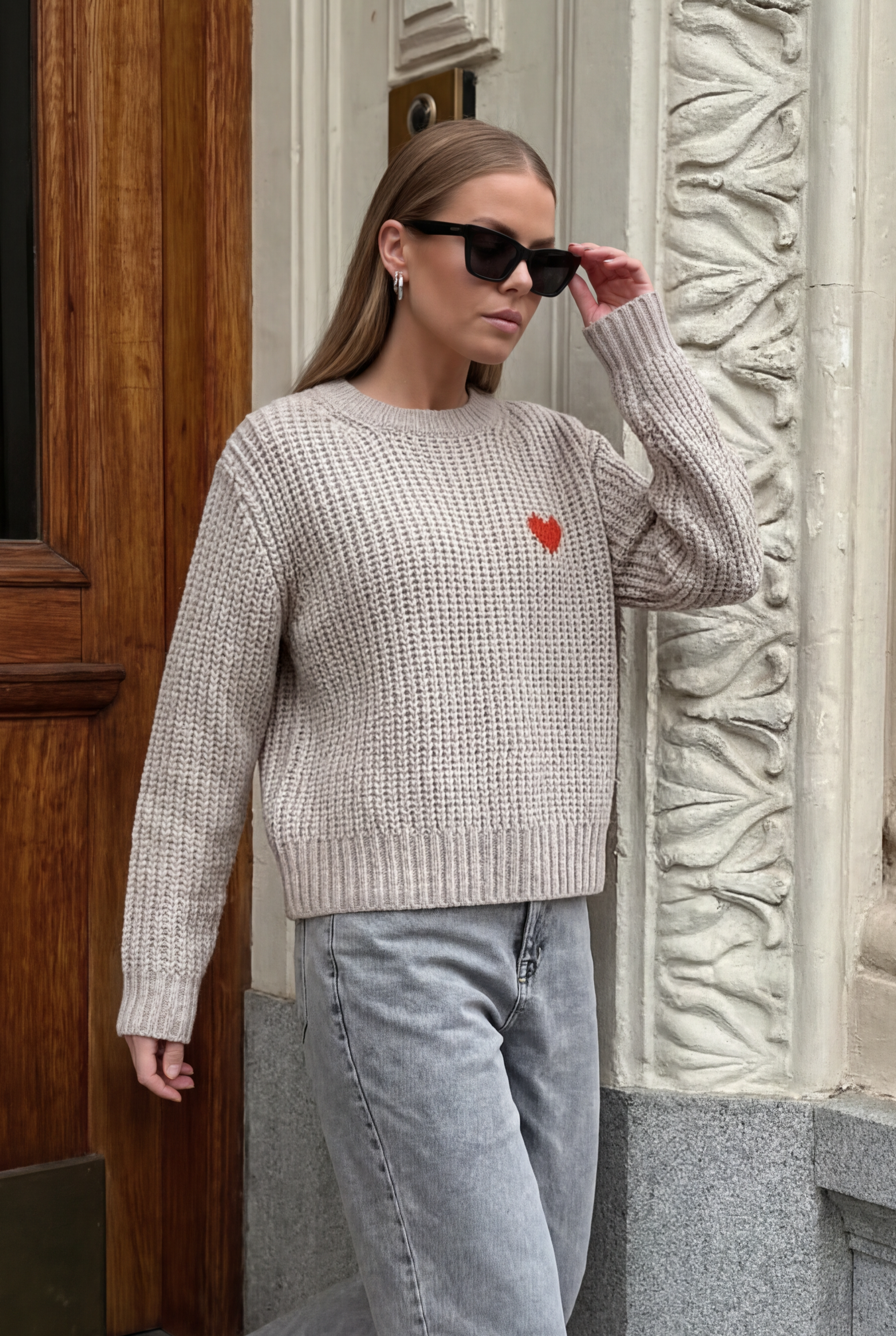 Chunky knit sweater with wool and heart motif, ideal for spring style