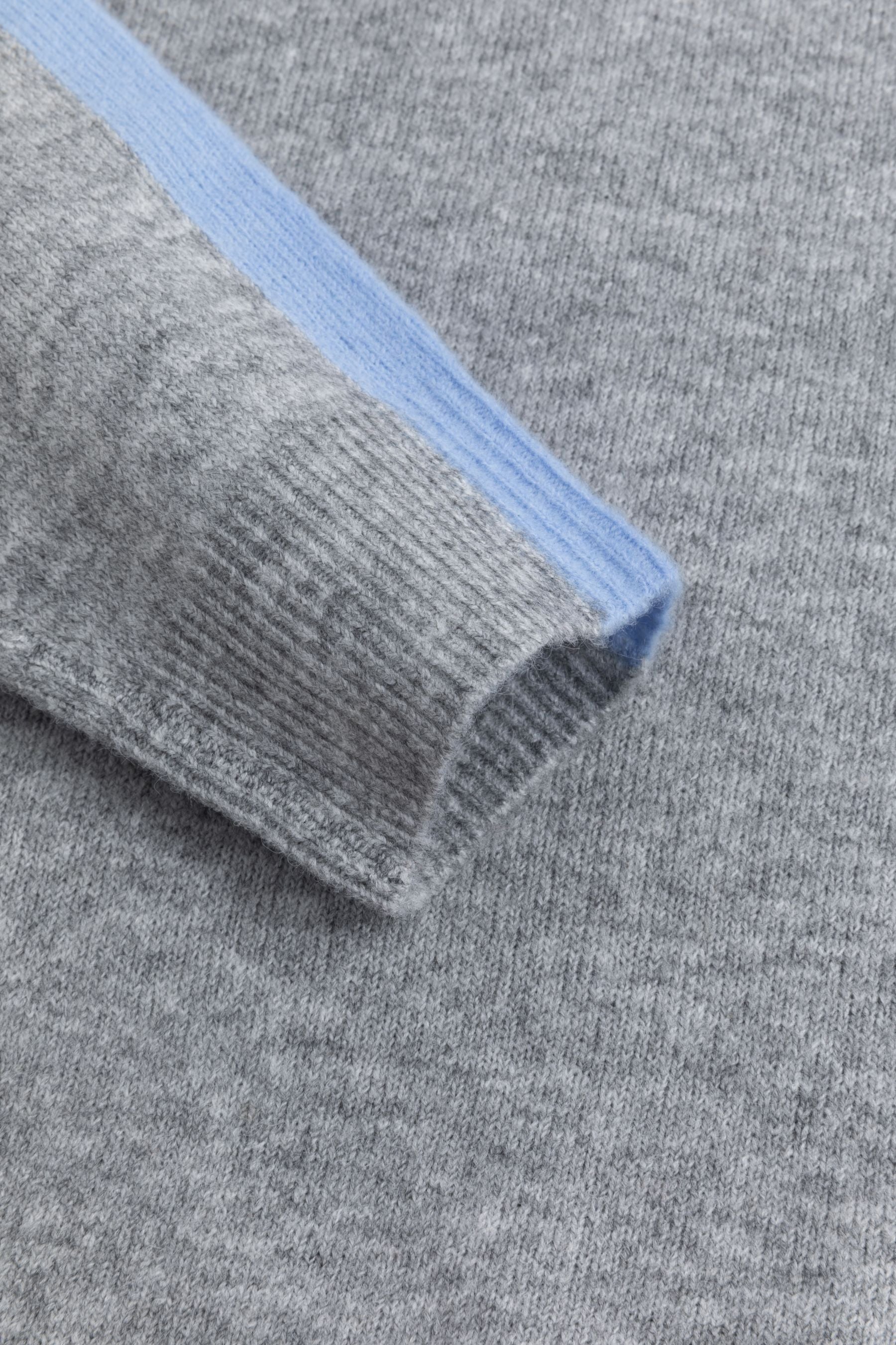 Strickpullover mit bunten Akzenten LIGHT GREY