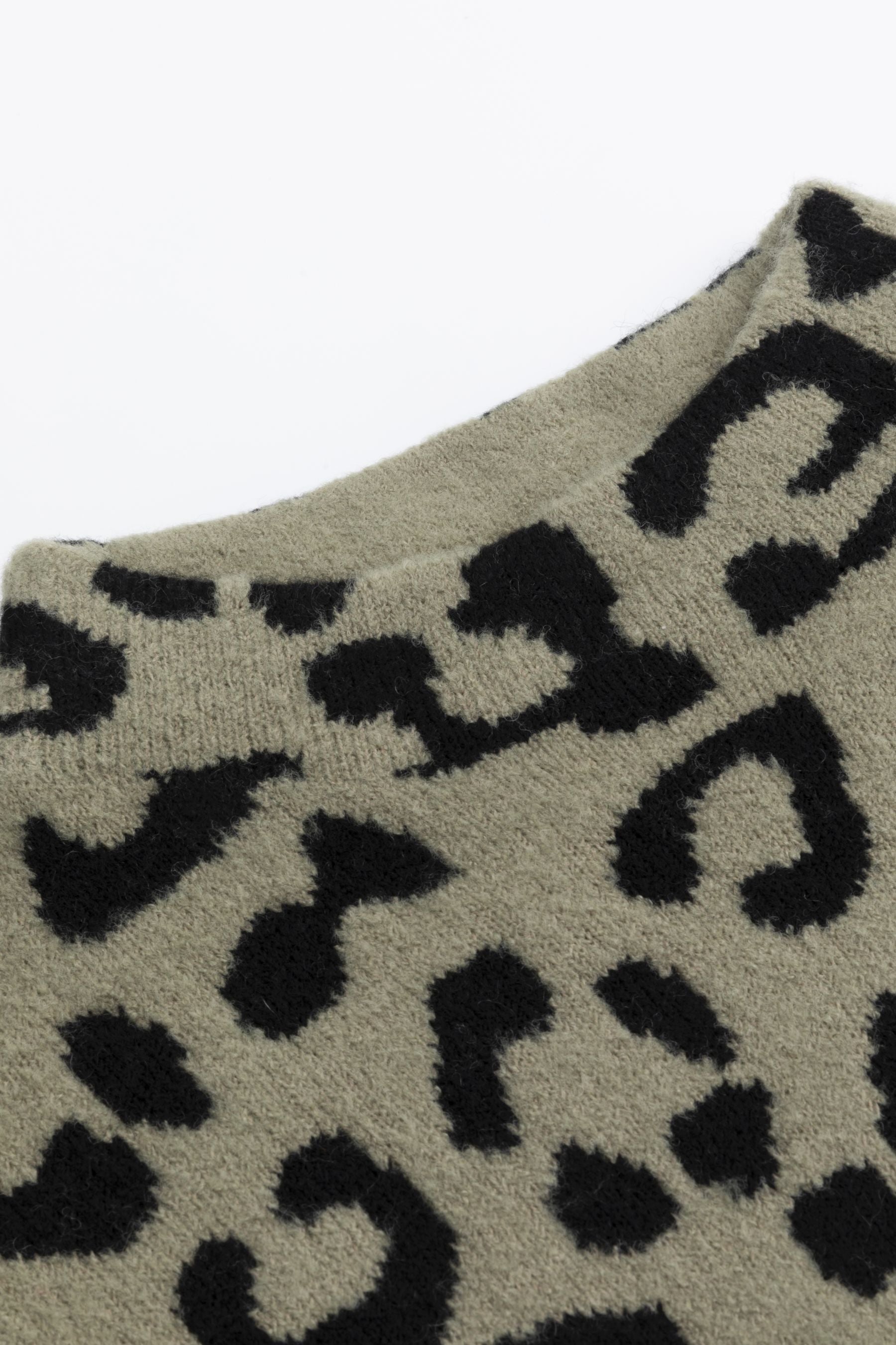 Six-o-seven stand-up collar sweater in animal print OLIVE