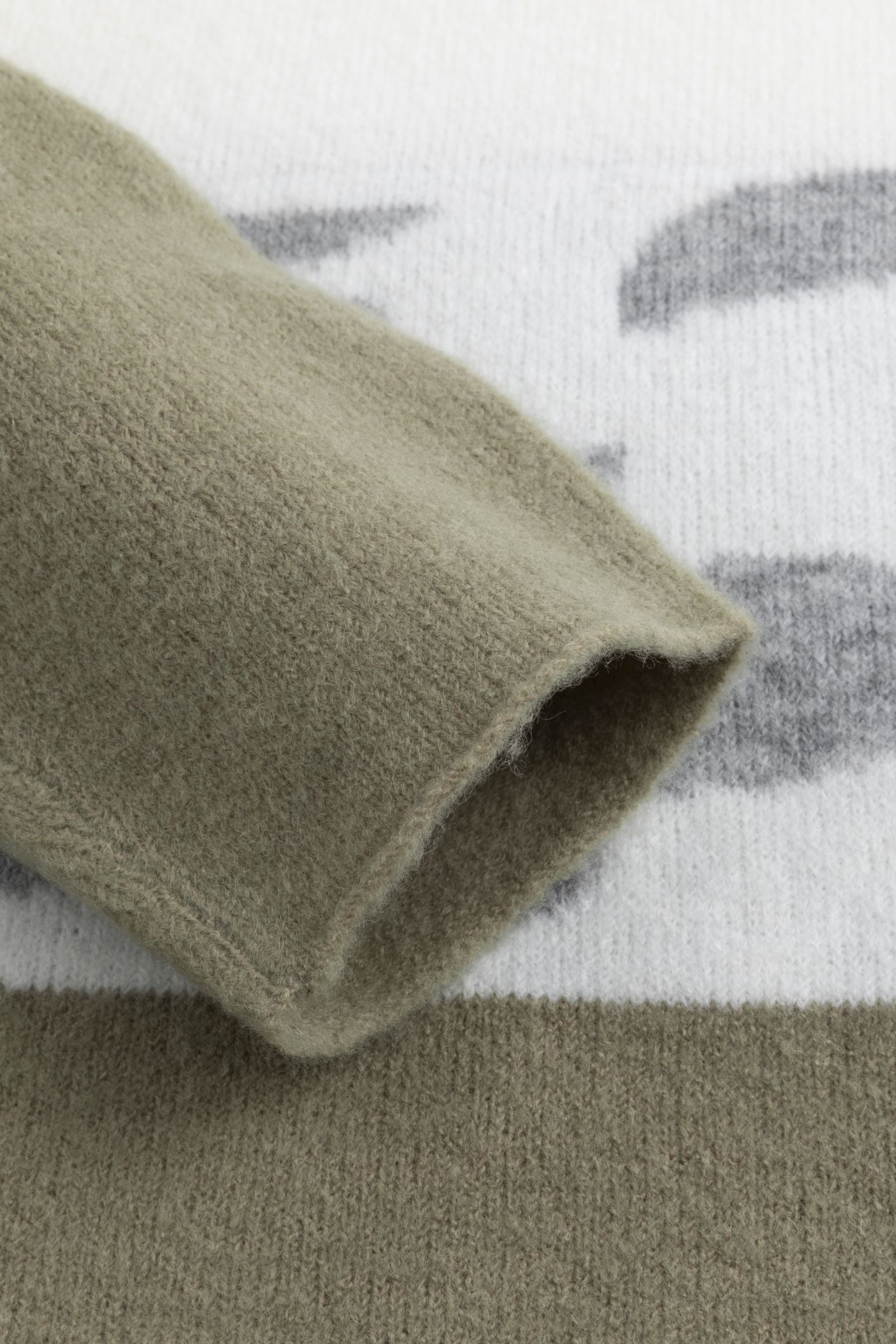 Six-o-seven stand-up collar sweater in animal print OLIVE