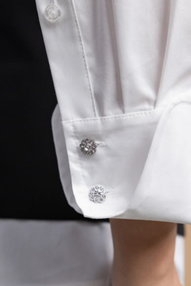 Elegant women's shirt in white with elegant buttons WHITE