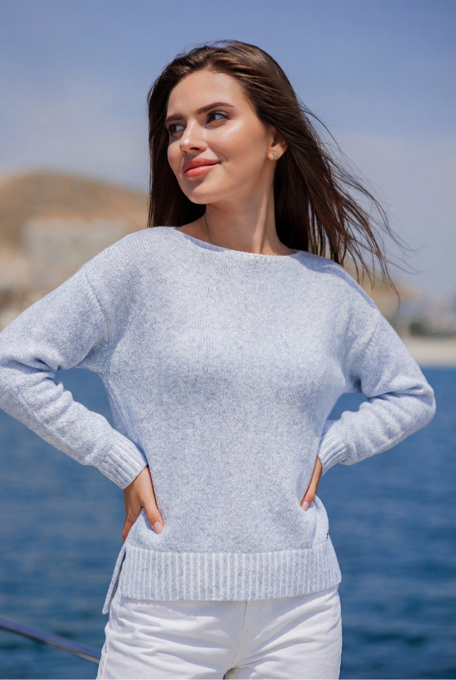 Blau melierter Kontrastpullover mit U-Boot Kragen und Anhänger Damen