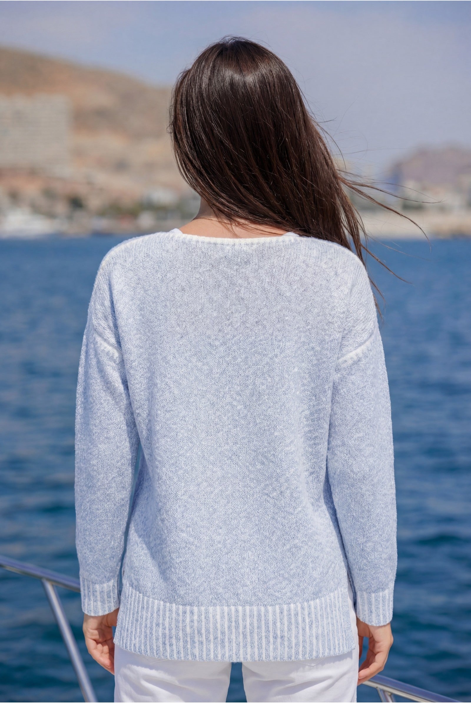 Blau melierter Kontrastpullover mit U-Boot Kragen und Anhänger Damen