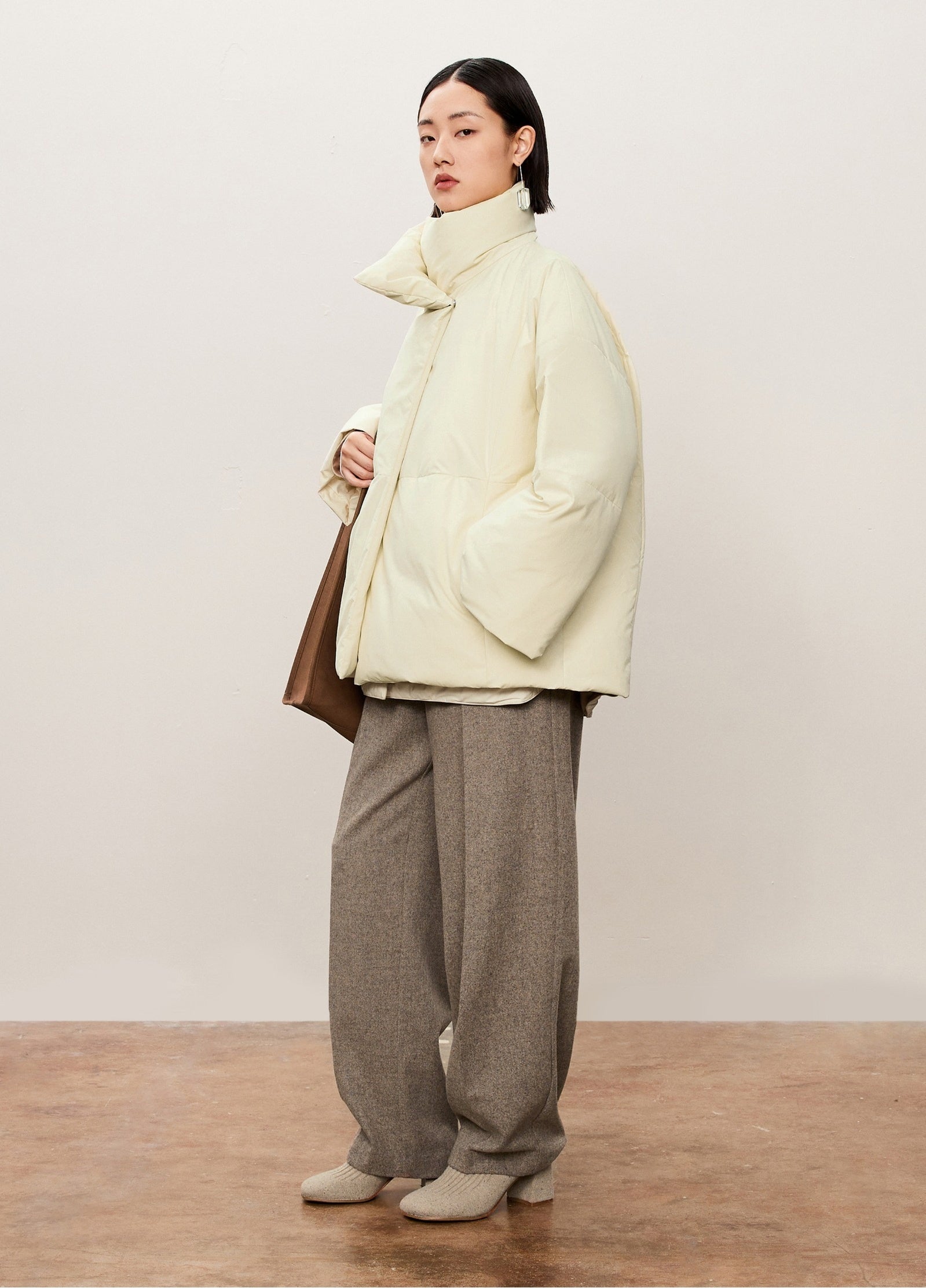 Damen Daunenjacke mit abstraktem Stehkragen Off White LESS