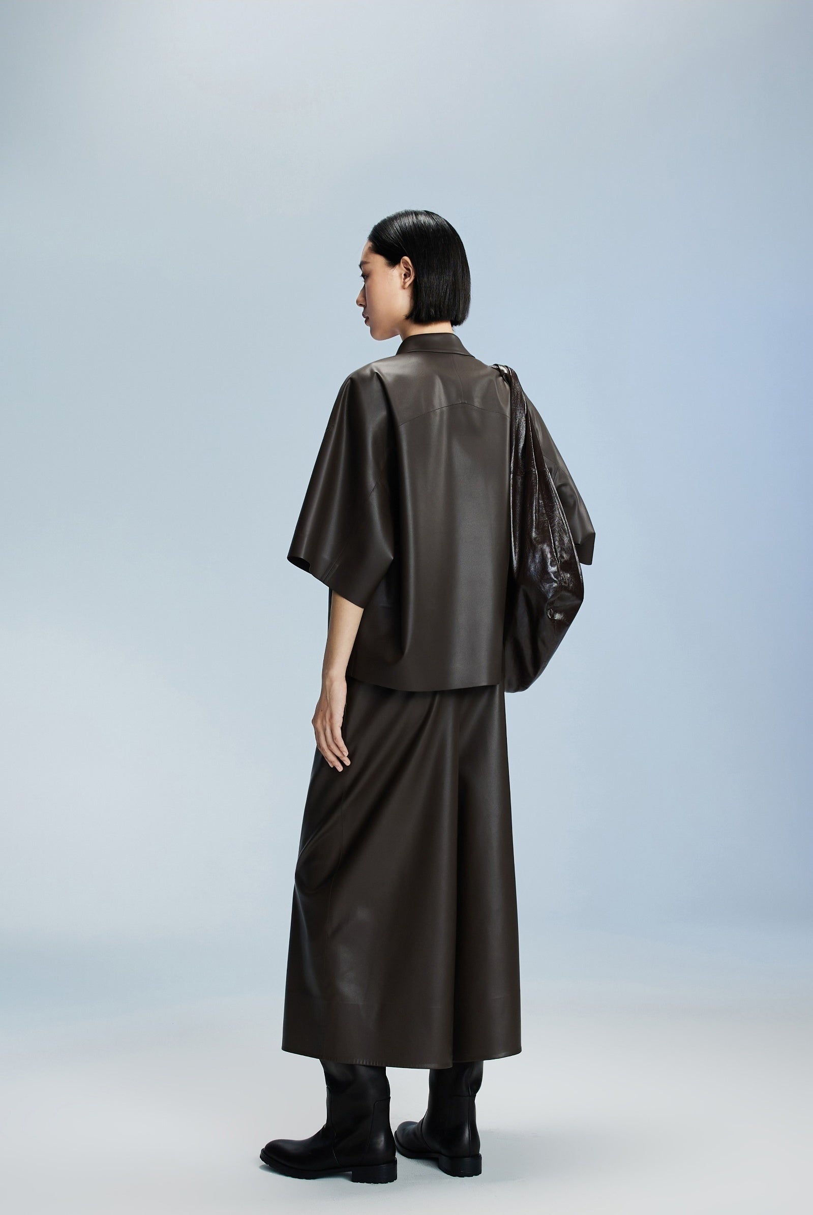 Damen Oversize Kunstleder Overshirt mit Reversekragen und Knöpfen LESS