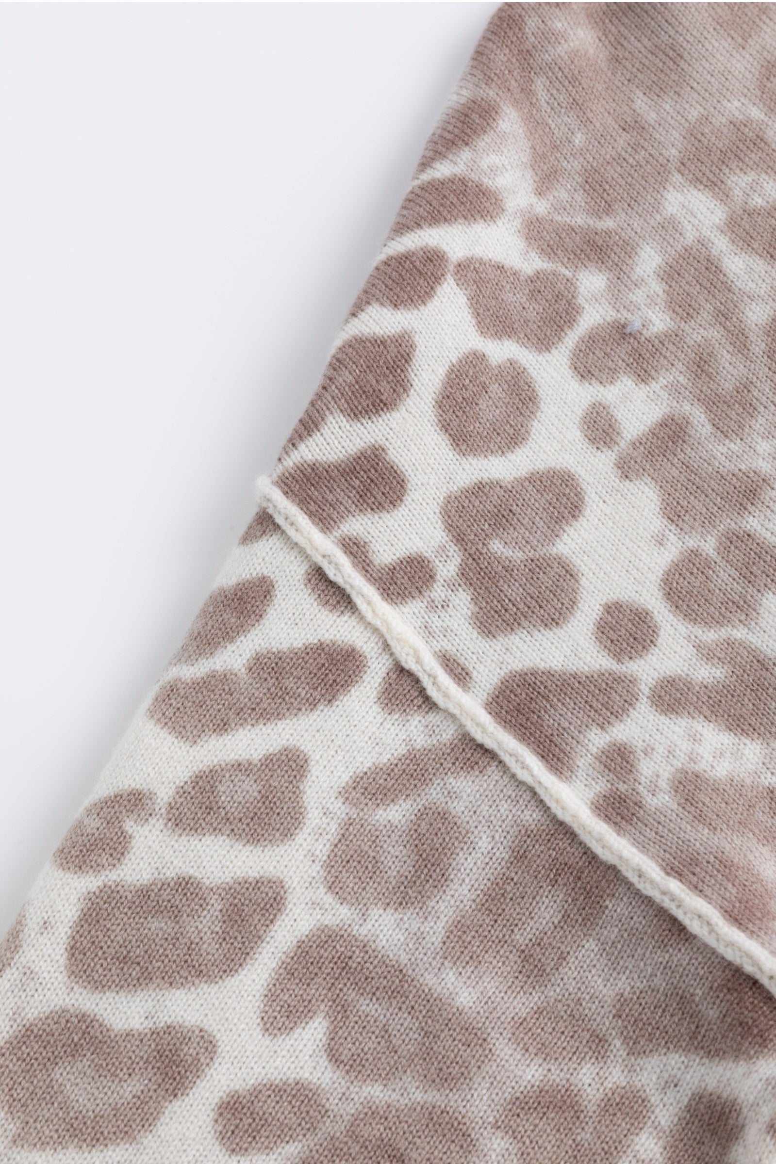 Damen Regular Strickpullover mit Inside out Leoparden Print aus Kaschmirmix six-o-seven