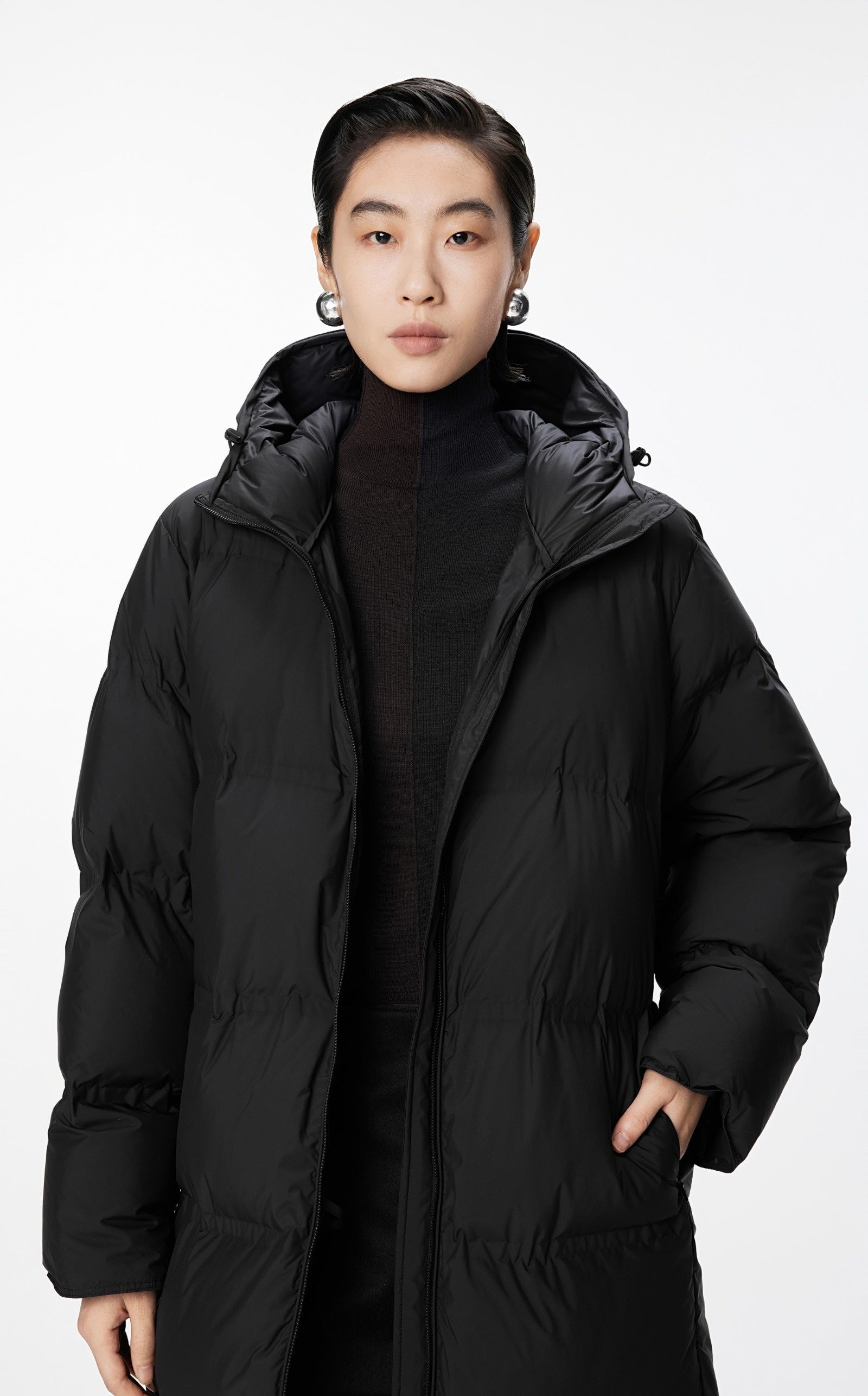 Elegante Damen Daunenjacke mit Kapuze und Gummizug in Schwarz JNBY