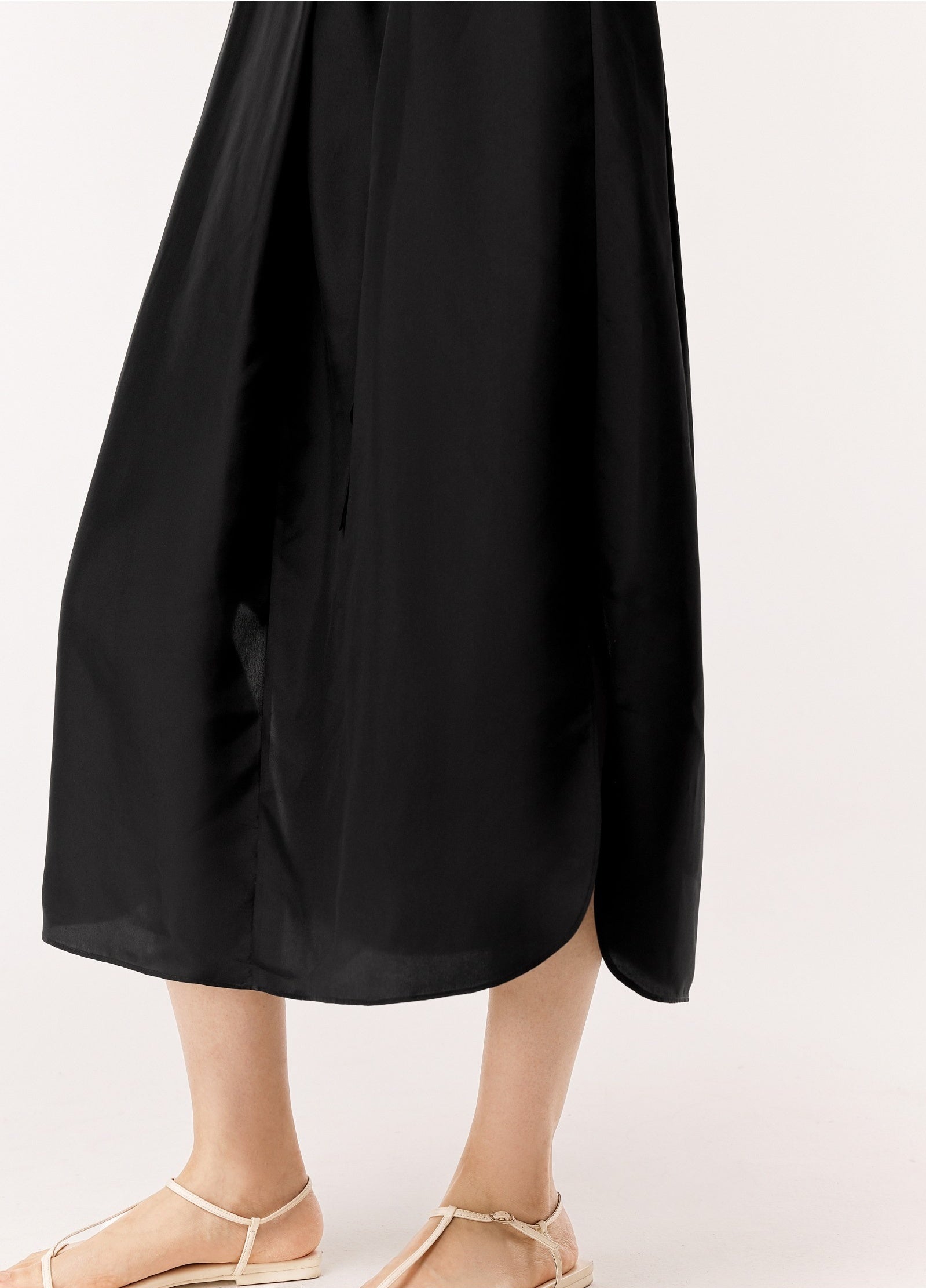 Damen Seidenkleid mit Knöpfen & Bindeband Schwarz LESS