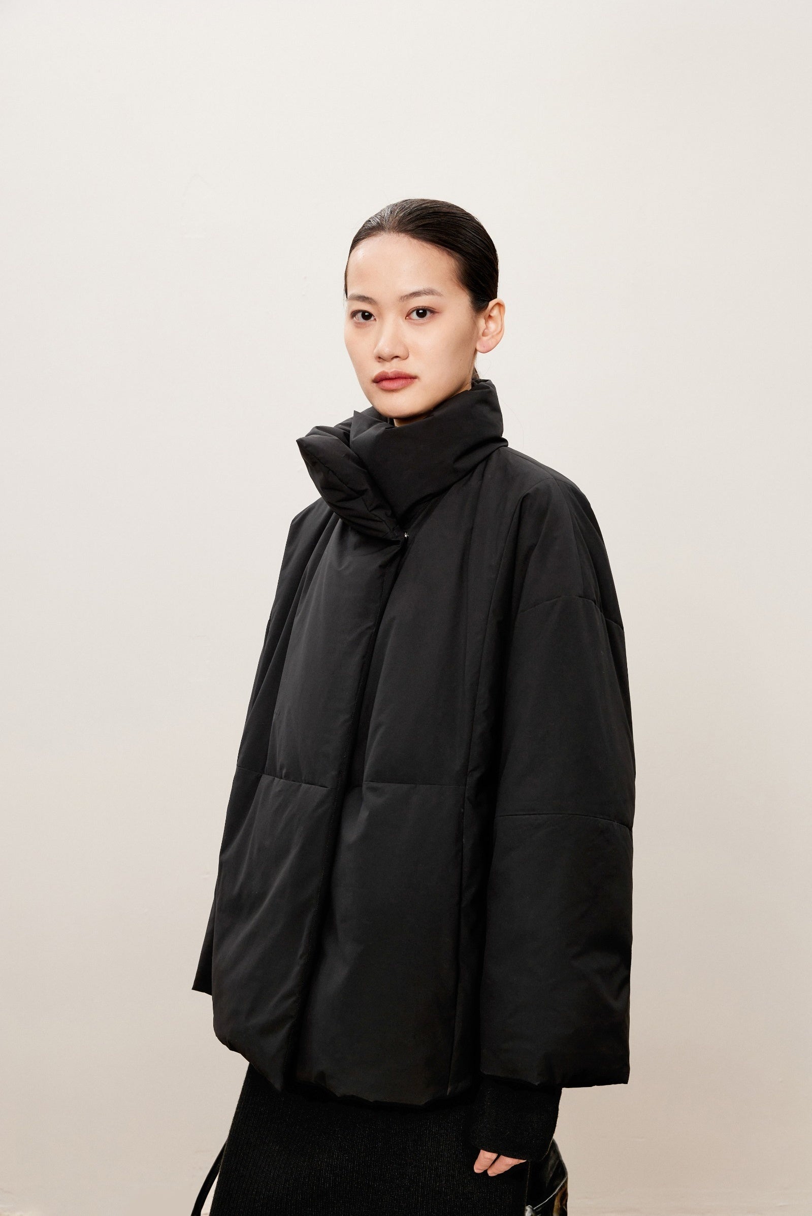 Damen Daunenjacke mit abstraktem Stehkragen Schwarz LESS