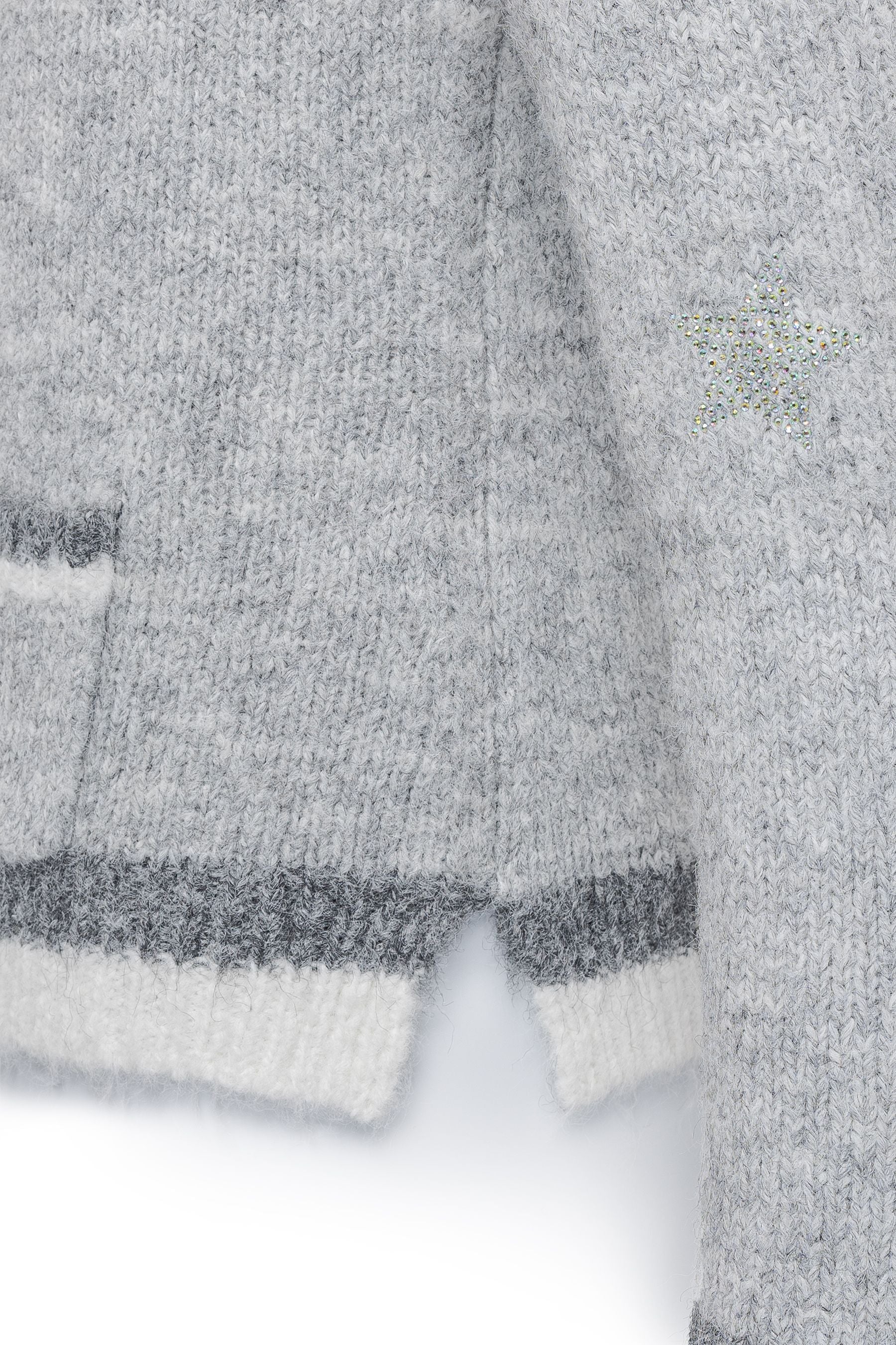 Six-o-Seven Wollstrickjacke mit herbstlichem Hirschmotiv in Light Grey