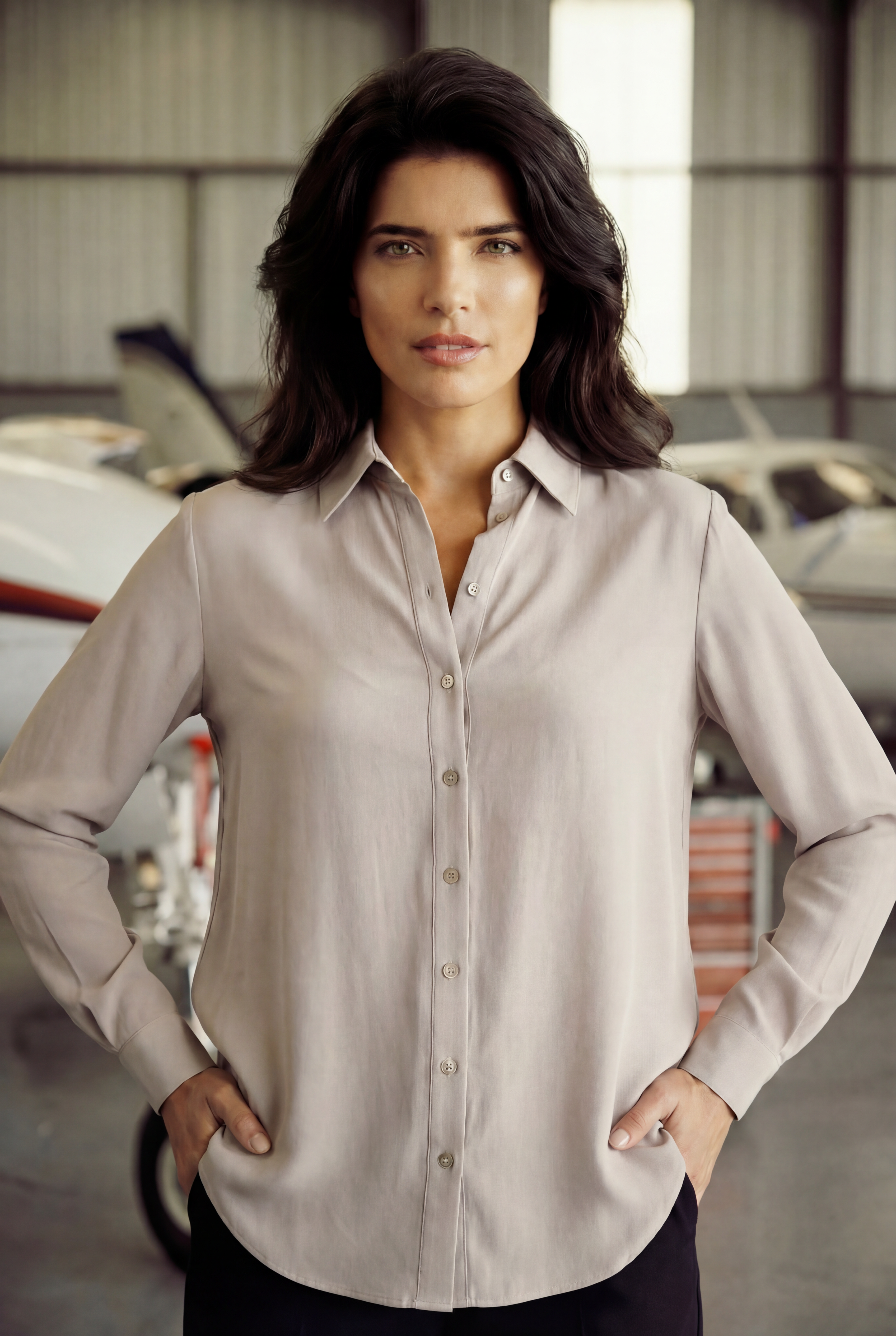 Women's Fitted Travel Blouse Sand – Wrinkle-Resistant & Shape-Retaining