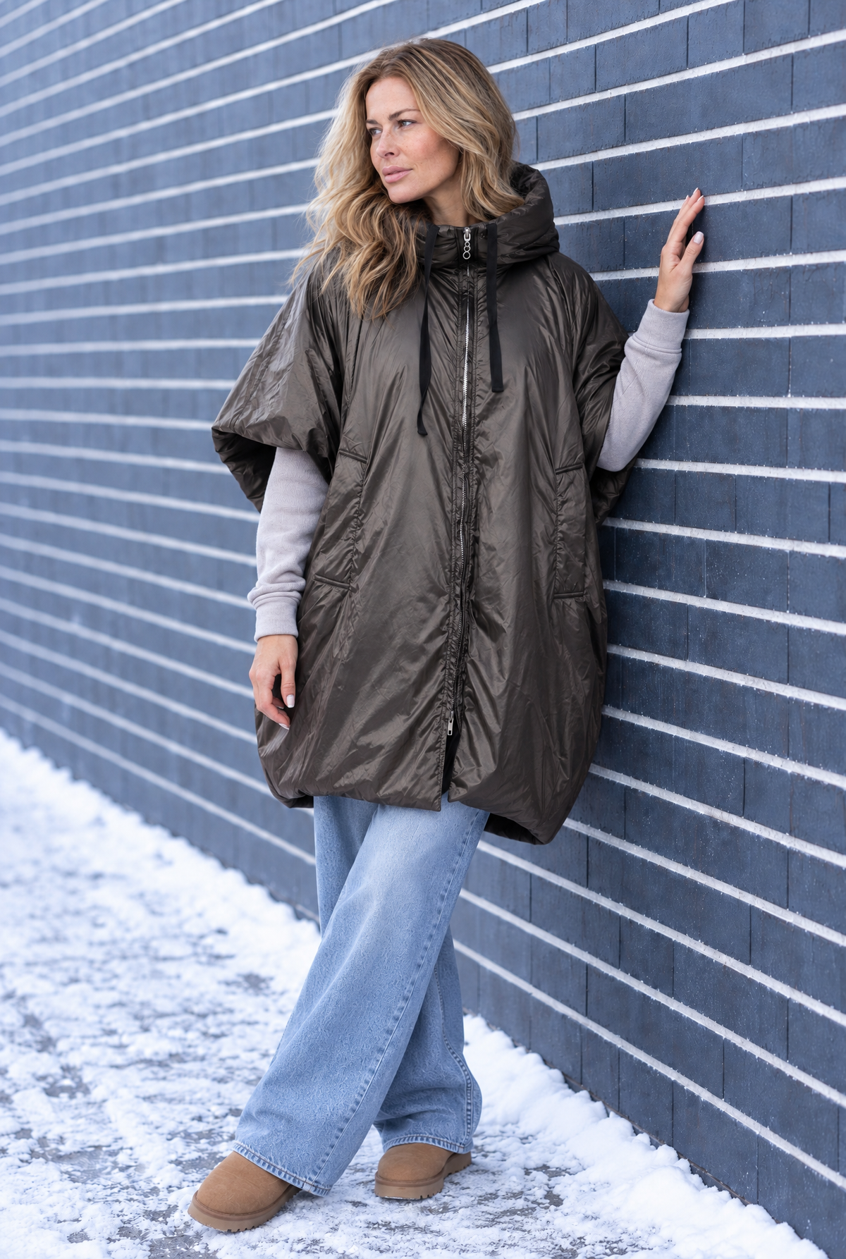 Moderner Daunenponcho mit Gummizug und Kapuze in Silber/Grau Herbst