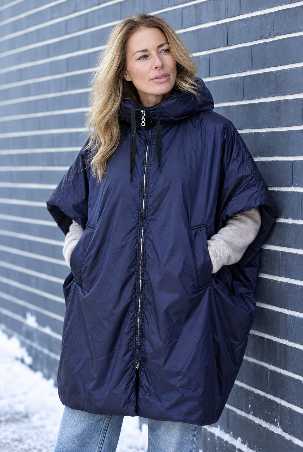Moderner Daunenponcho mit Gummizug und Kapuze in Navy