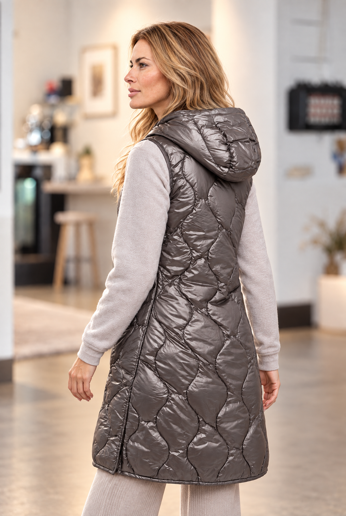 Lichte damesdonsbodywarmer met ruitstiksels, modern en ideaal voor de herfst, zilver